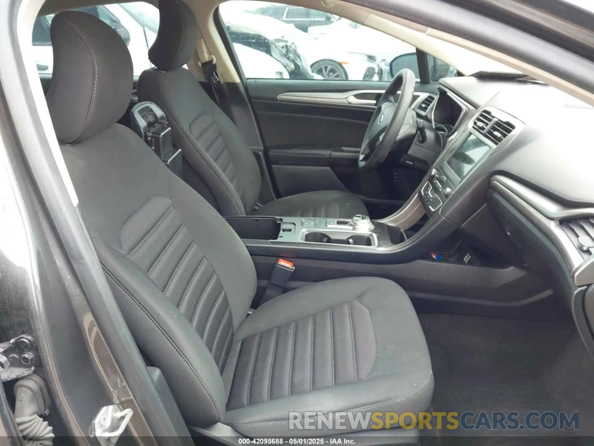 5 Photograph of a damaged car 3FA6P0LU3KR210122 FORD FUSION HYBRID 2019