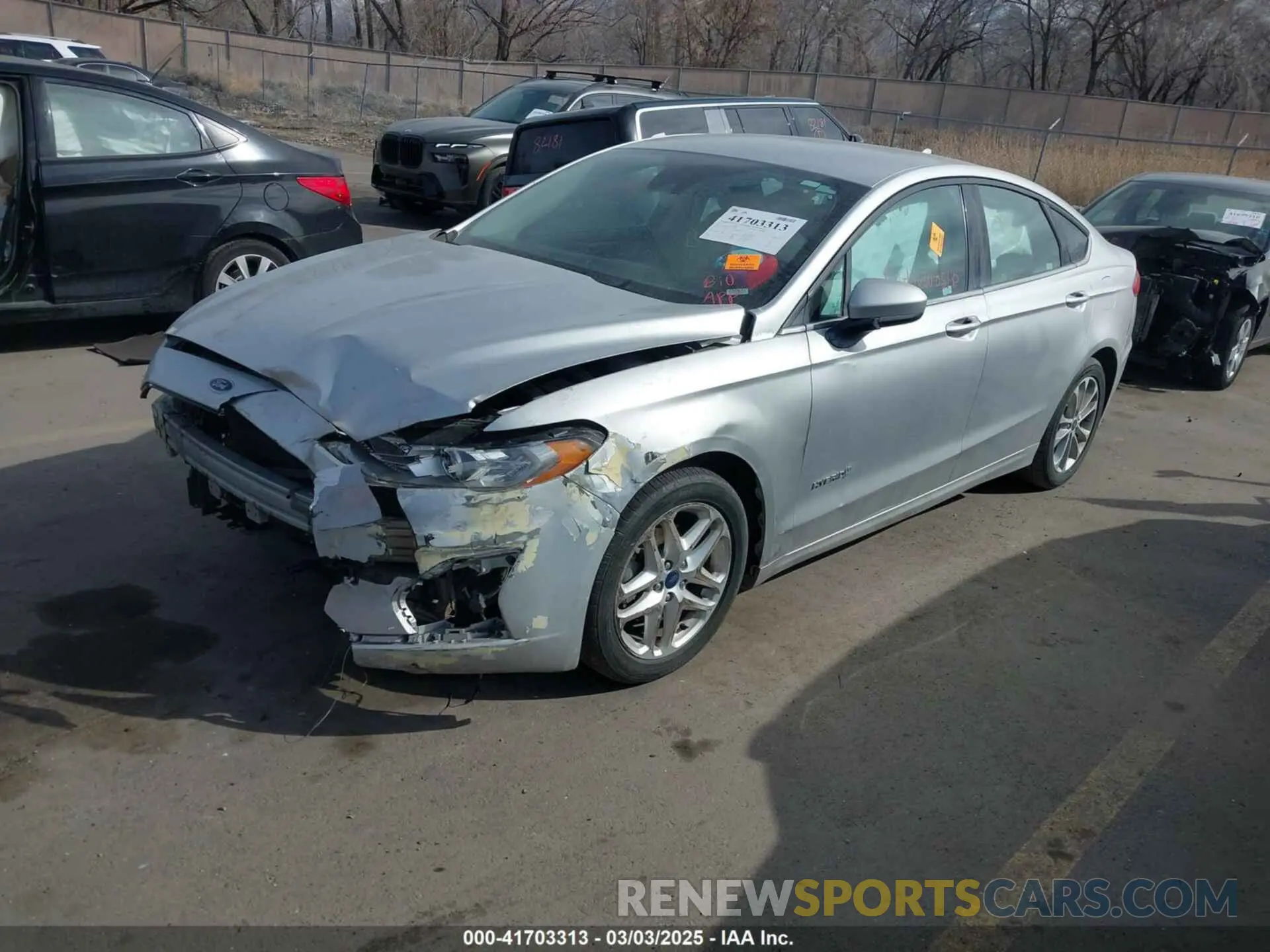 2 Фотография поврежденного автомобиля 3FA6P0LU5KR140266 FORD FUSION HYBRID 2019
