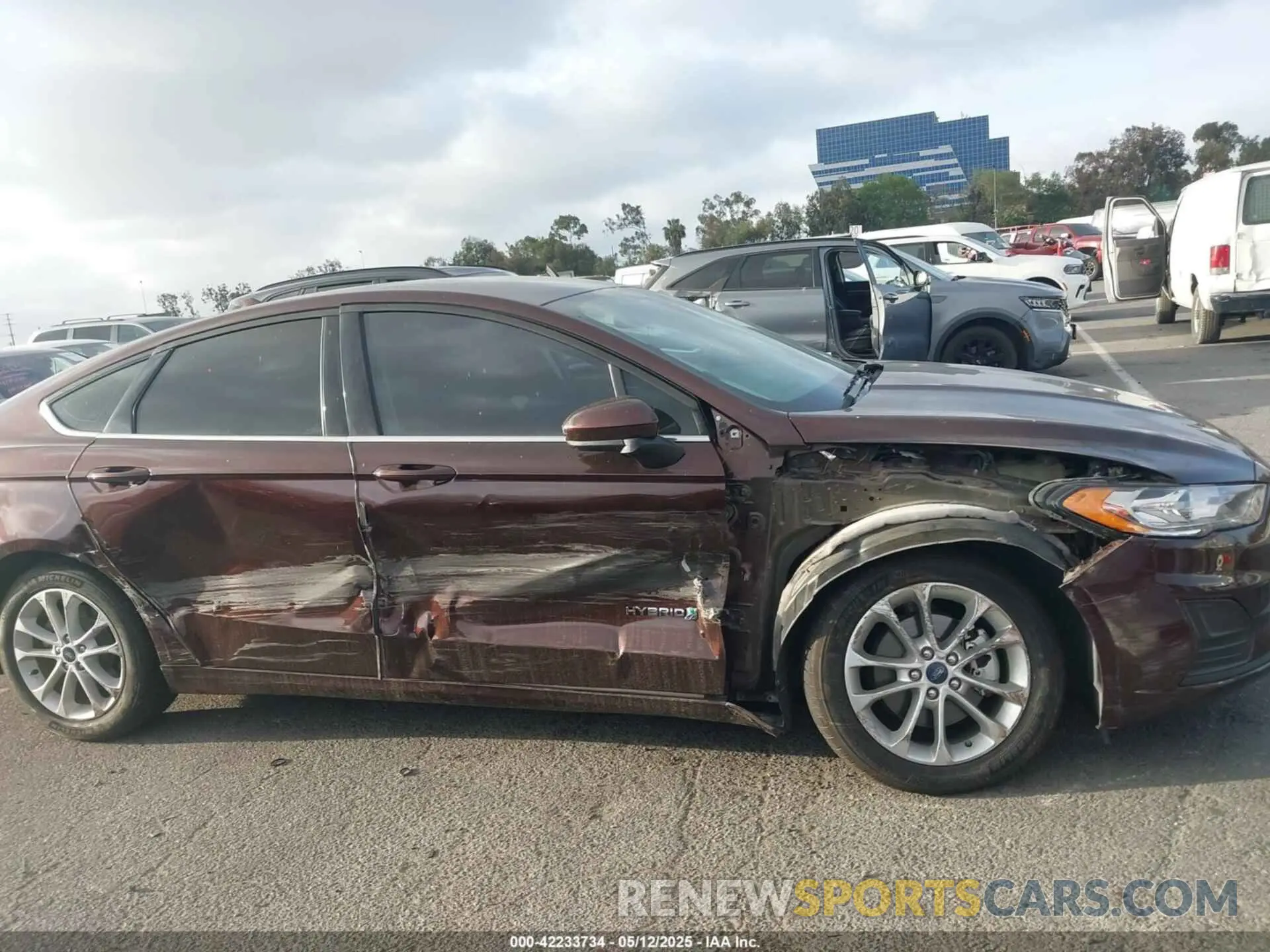 13 Photograph of a damaged car 3FA6P0LU5KR175048 FORD FUSION HYBRID 2019