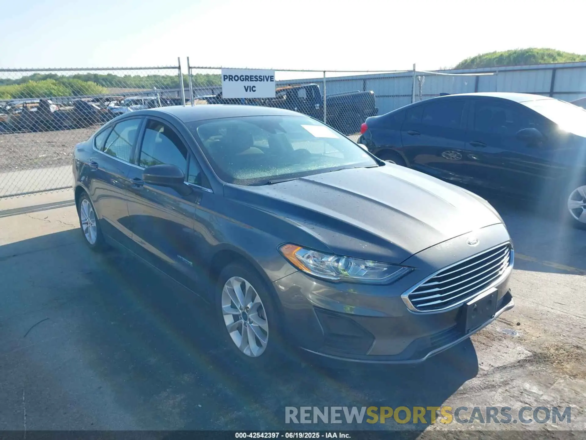 1 Photograph of a damaged car 3FA6P0LU5KR198989 FORD FUSION HYBRID 2019