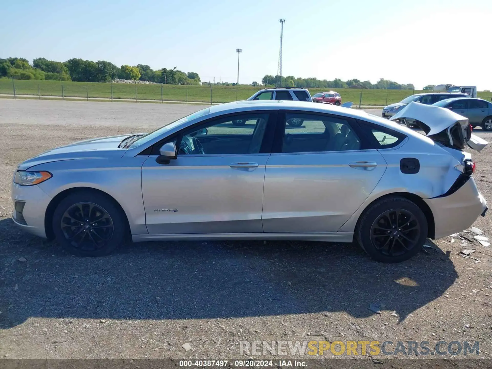 14 Photograph of a damaged car 3FA6P0LU6KR110208 FORD FUSION HYBRID 2019