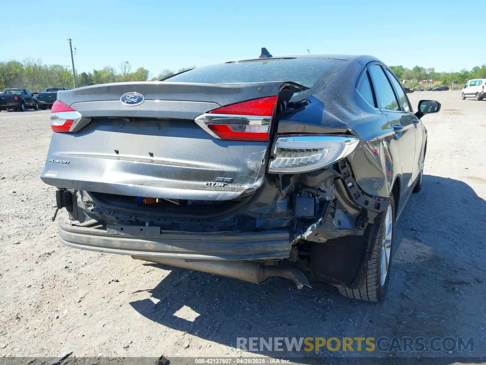17 Photograph of a damaged car 3FA6P0LU6KR126280 FORD FUSION HYBRID 2019