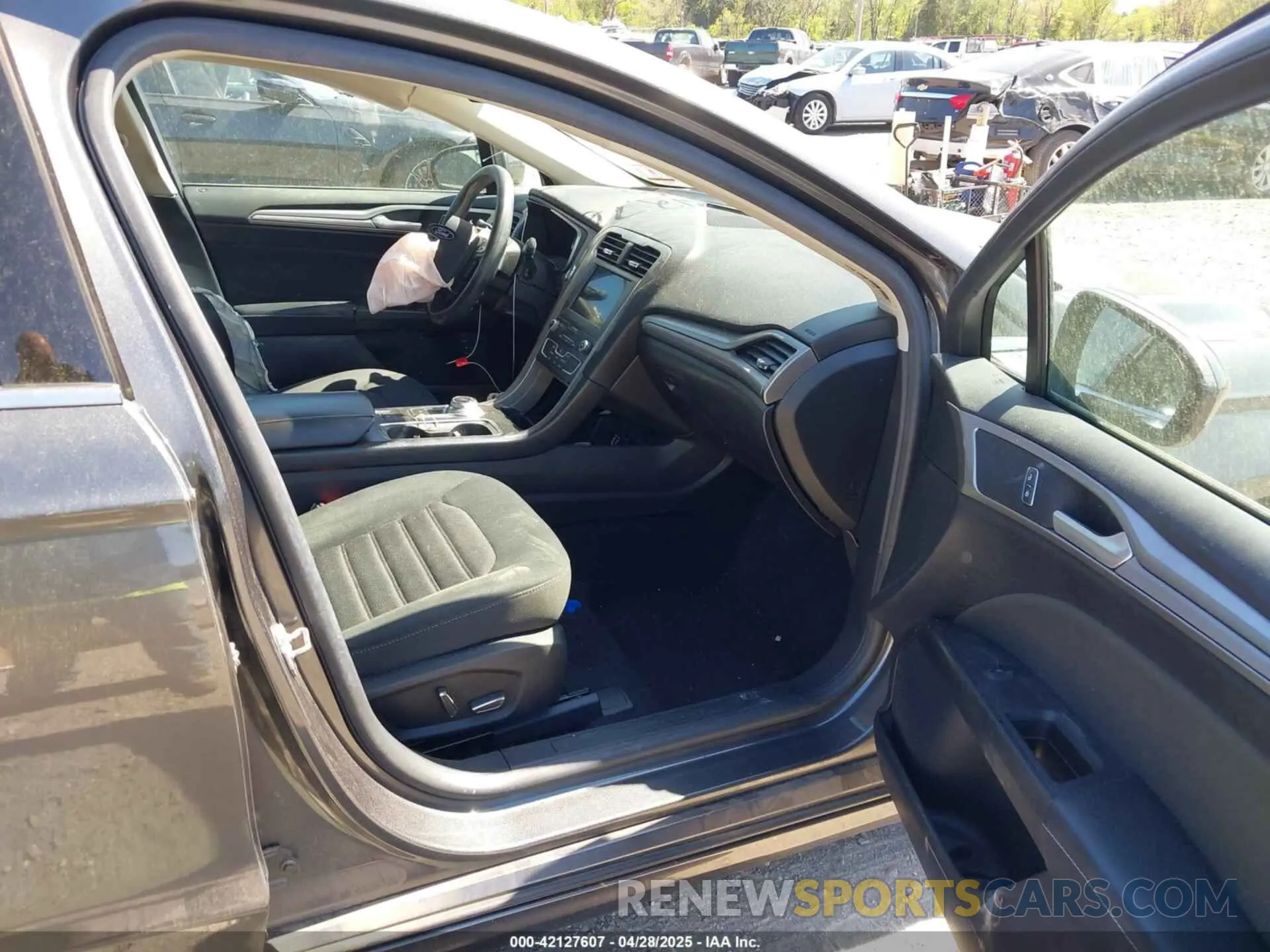 5 Photograph of a damaged car 3FA6P0LU6KR126280 FORD FUSION HYBRID 2019