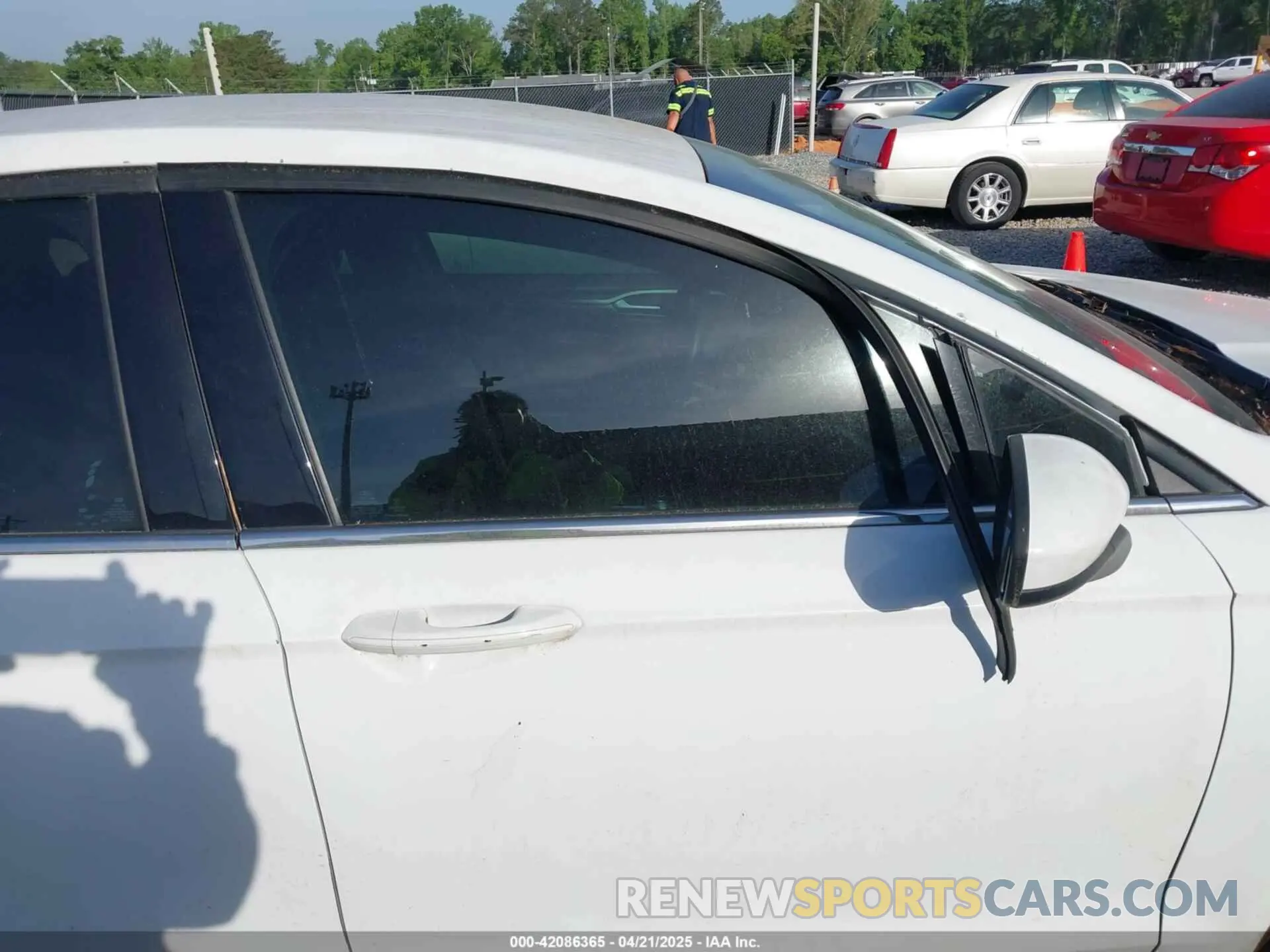 17 Photograph of a damaged car 3FA6P0LU6KR152166 FORD FUSION HYBRID 2019