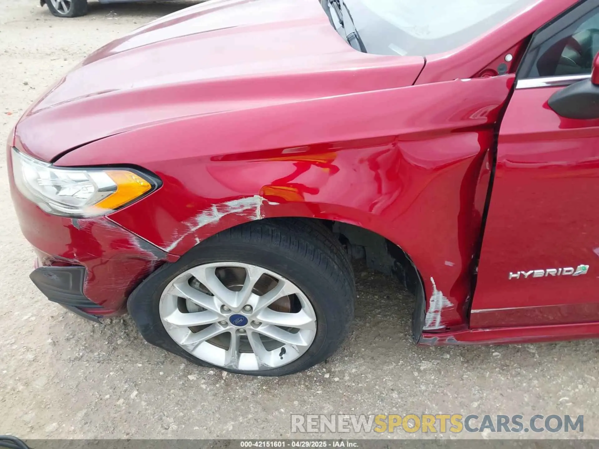 17 Photograph of a damaged car 3FA6P0LU6KR257130 FORD FUSION HYBRID 2019