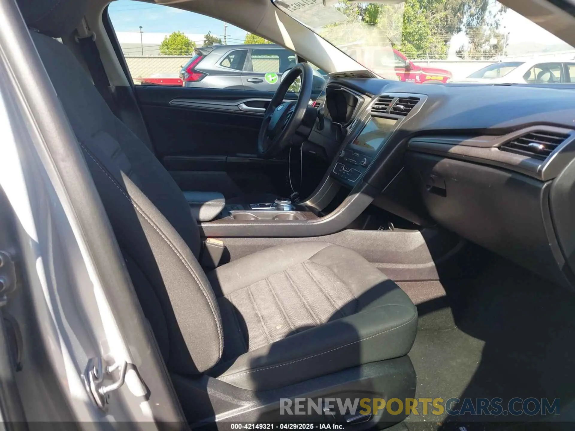 5 Photograph of a damaged car 3FA6P0LU7KR137840 FORD FUSION HYBRID 2019
