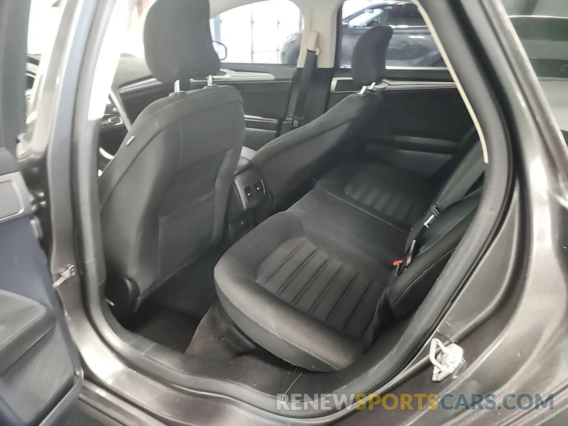 30 Photograph of a damaged car 3FA6P0LU7KR255676 FORD FUSION HYBRID 2019