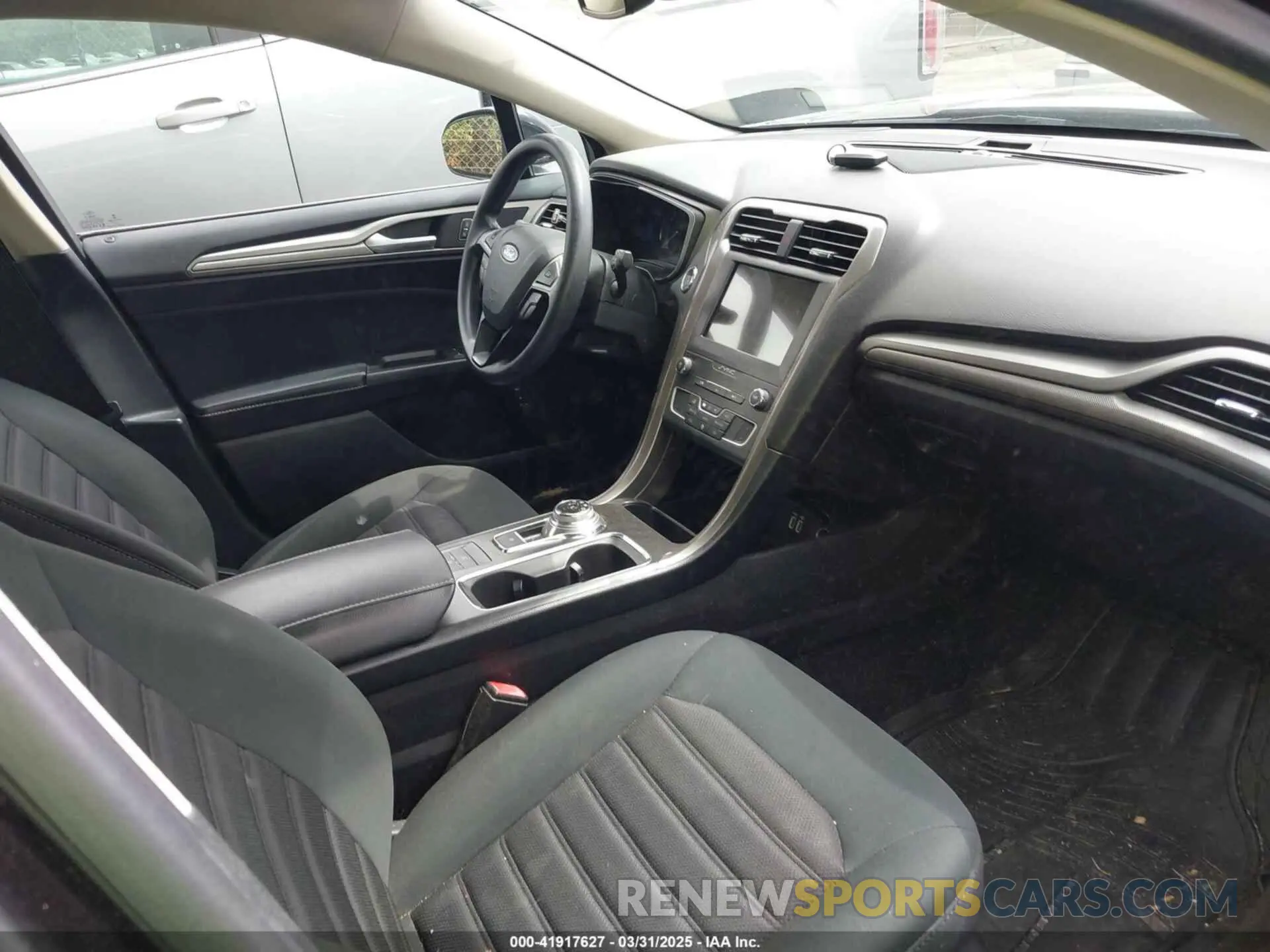 5 Photograph of a damaged car 3FA6P0LU8KR106192 FORD FUSION HYBRID 2019