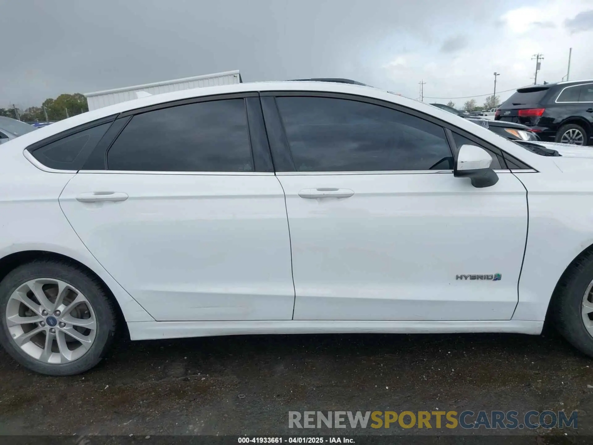13 Фотография поврежденного автомобиля 3FA6P0LU9KR206740 FORD FUSION HYBRID 2019