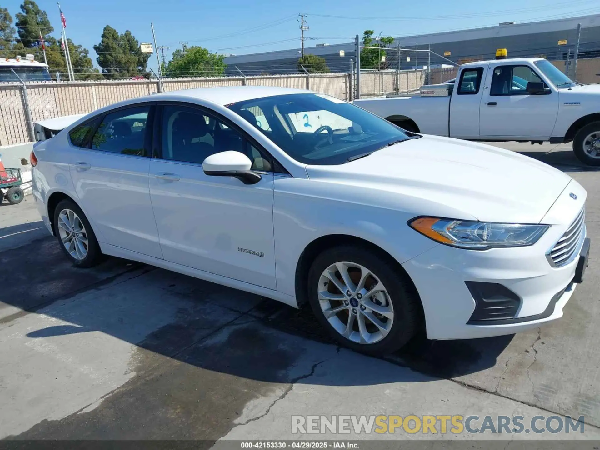 1 Фотография поврежденного автомобиля 3FA6P0LU9KR207824 FORD FUSION HYBRID 2019