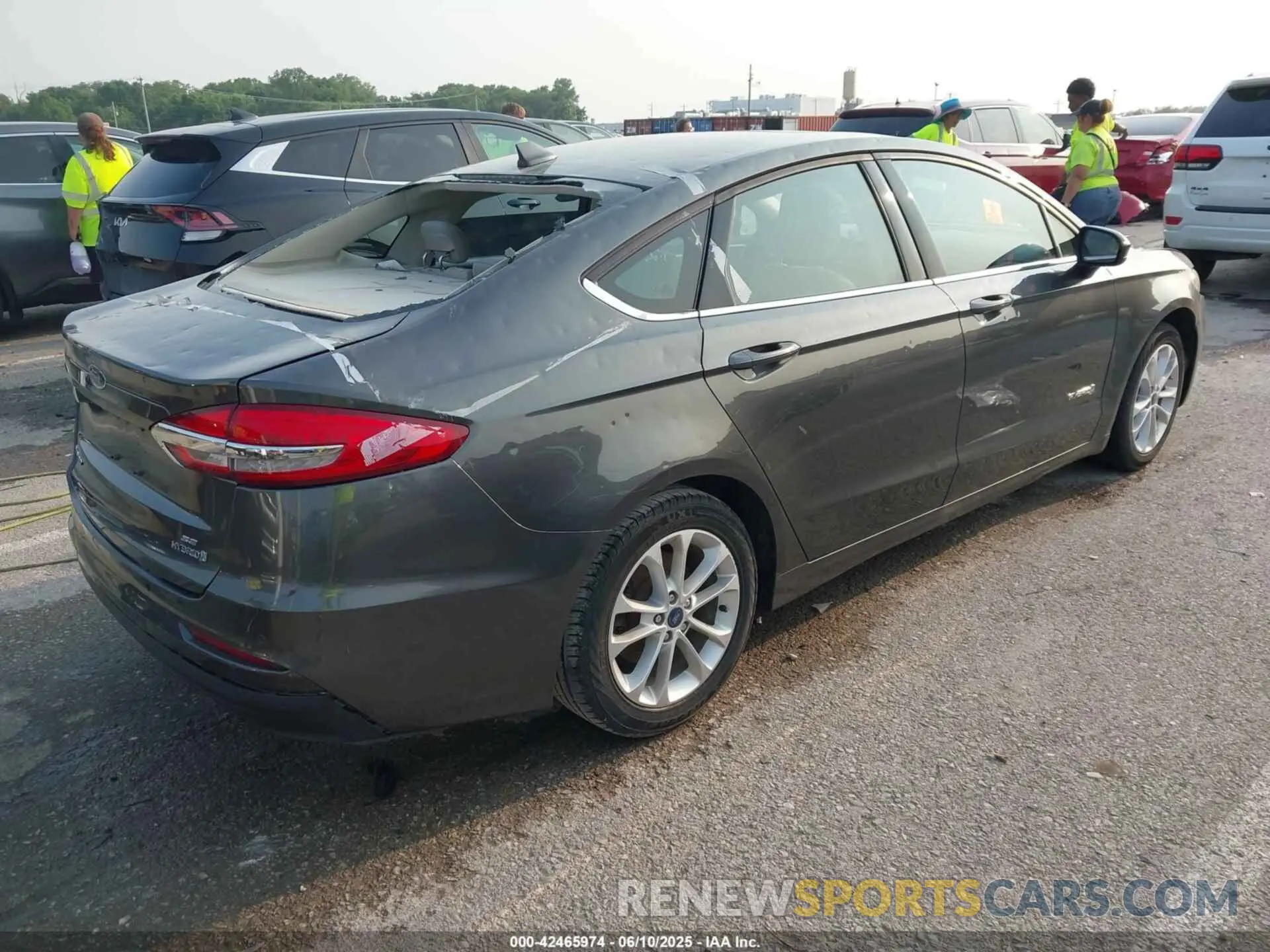 4 Photograph of a damaged car 3FA6P0LU9KR262080 FORD FUSION HYBRID 2019