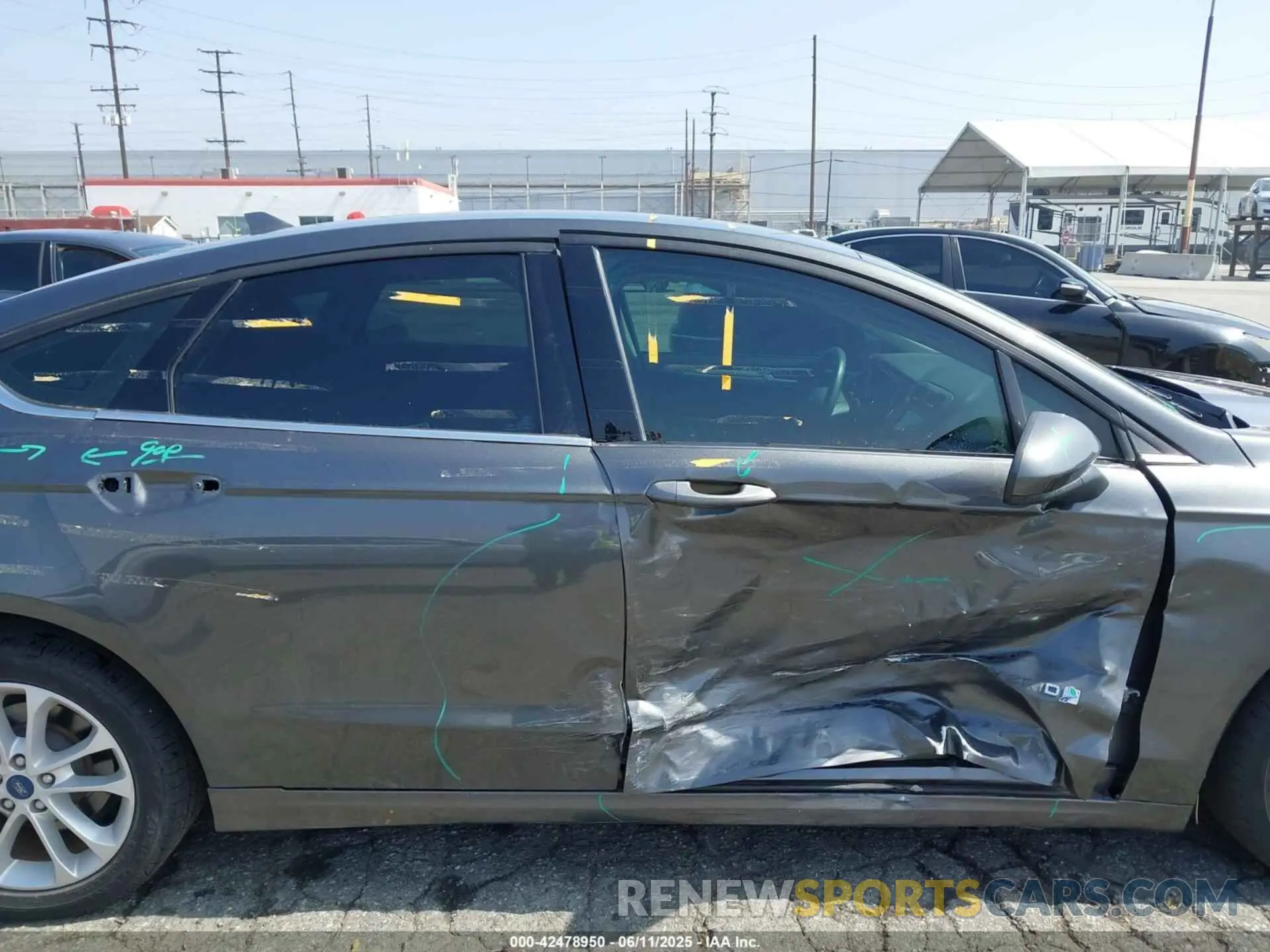 18 Photograph of a damaged car 3FA6P0LUXKR175093 FORD FUSION HYBRID 2019