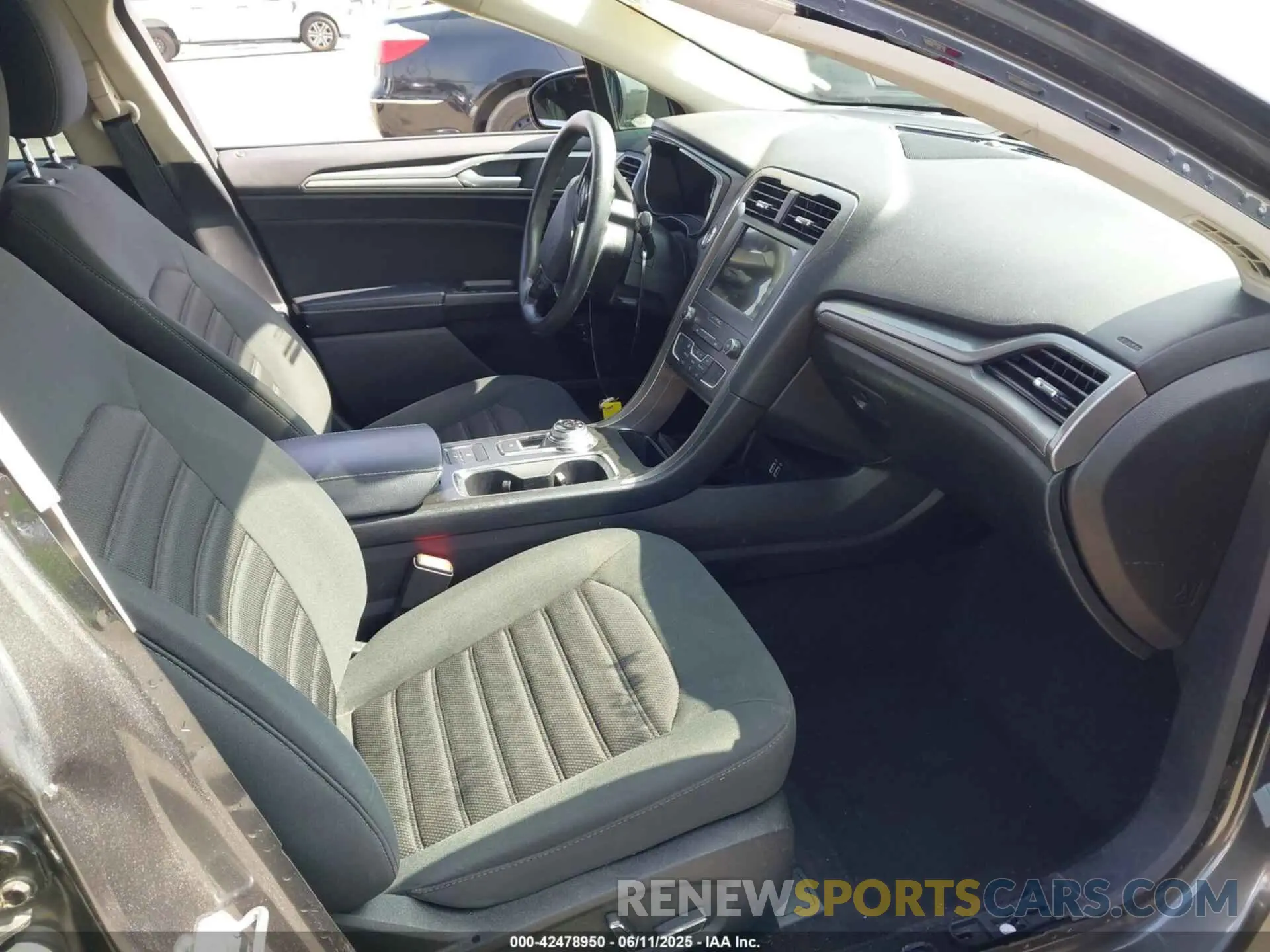 5 Photograph of a damaged car 3FA6P0LUXKR175093 FORD FUSION HYBRID 2019