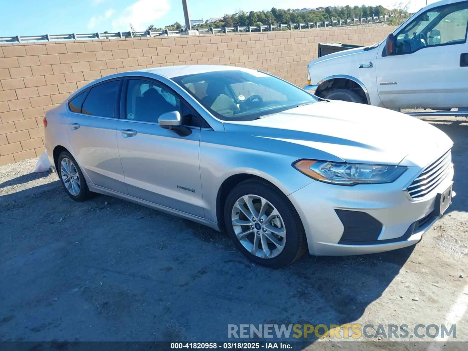 1 Фотография поврежденного автомобиля 3FA6P0LUXKR208139 FORD FUSION HYBRID 2019