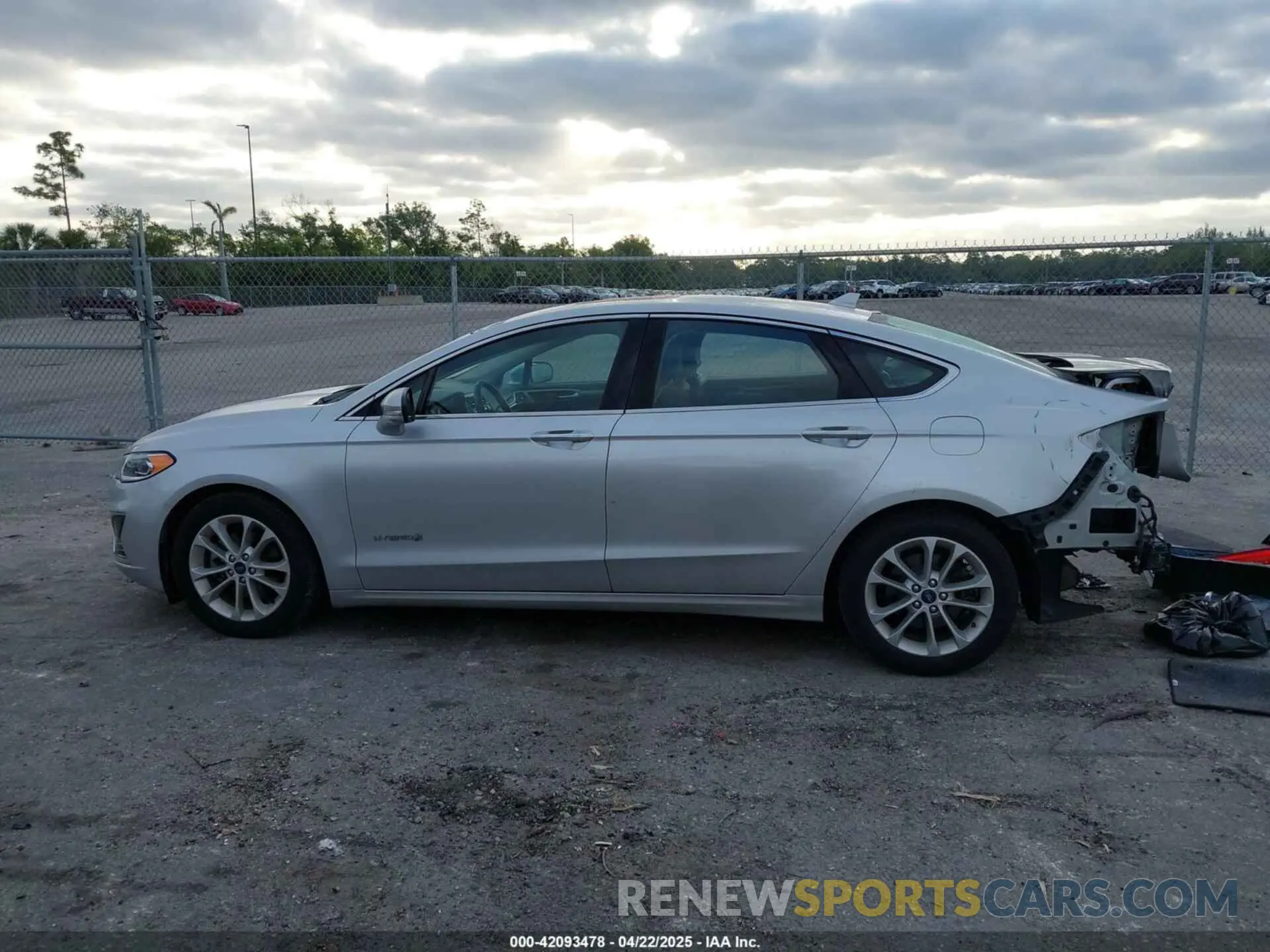 14 Photograph of a damaged car 3FA6P0MU3KR136943 FORD FUSION HYBRID 2019