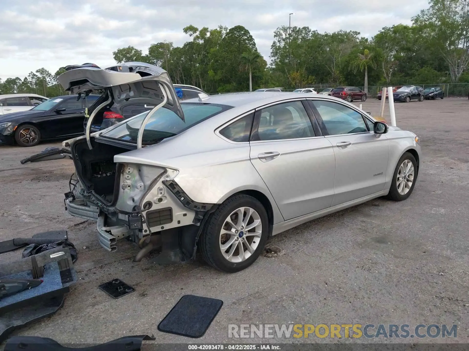 4 Photograph of a damaged car 3FA6P0MU3KR136943 FORD FUSION HYBRID 2019