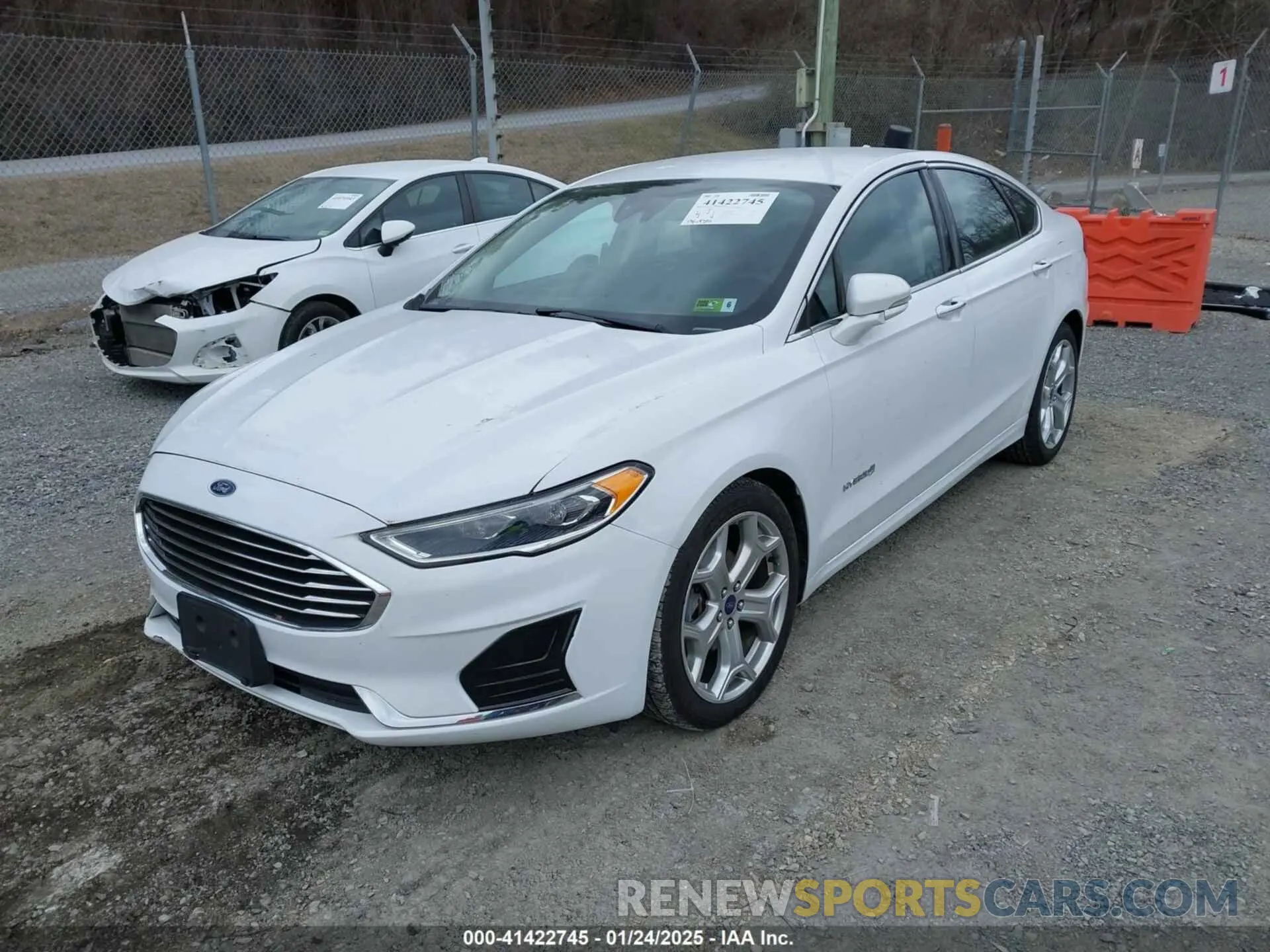 2 Фотография поврежденного автомобиля 3FA6P0MU3KR189612 FORD FUSION HYBRID 2019