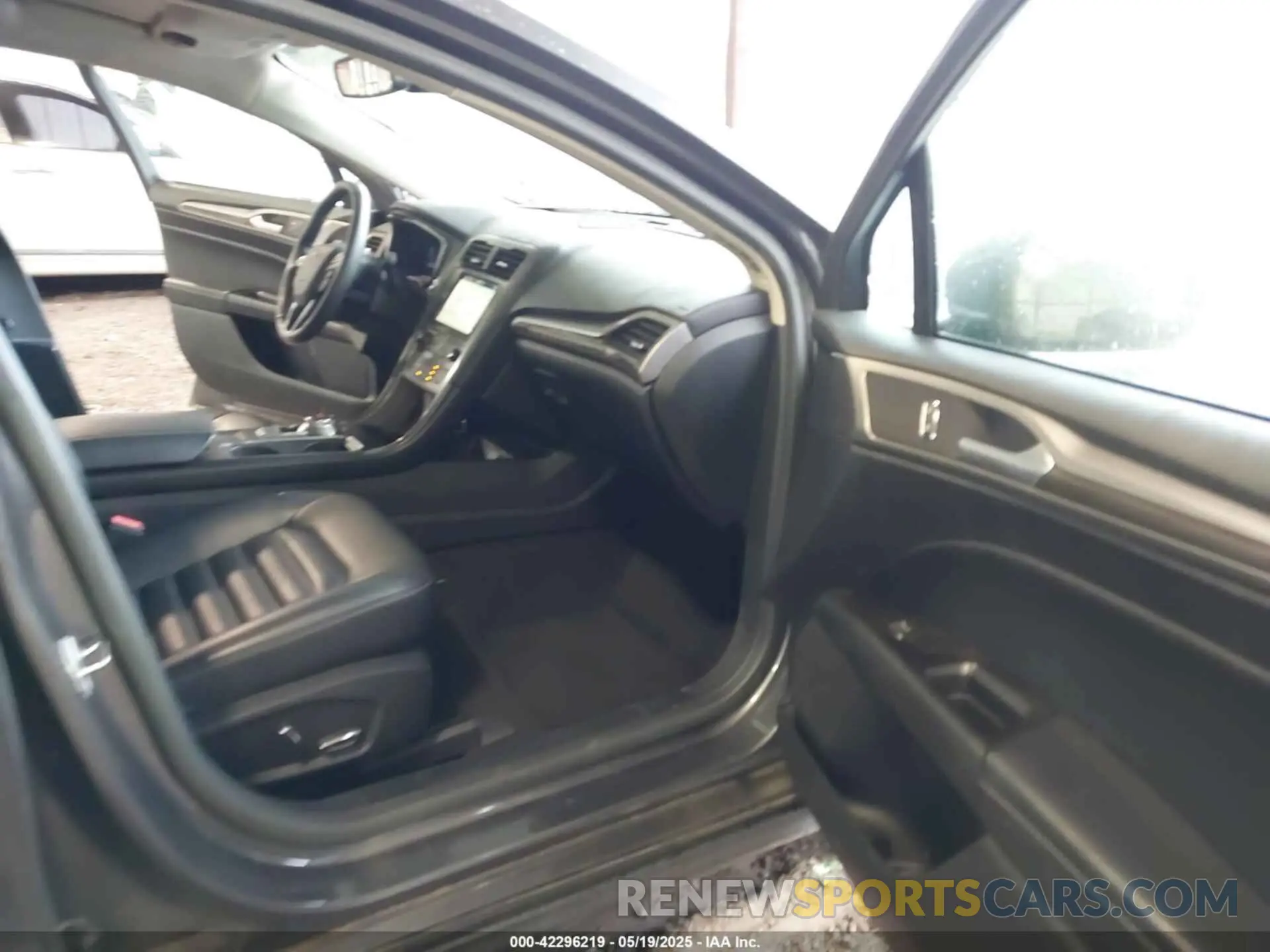 5 Photograph of a damaged car 3FA6P0MUXKR109237 FORD FUSION HYBRID 2019