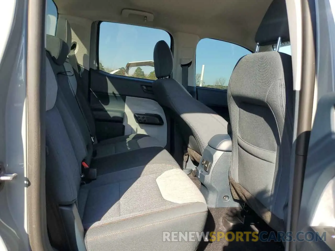 10 Photograph of a damaged car 3FTTW8E38PRA23176 FORD MAVERICK 2023