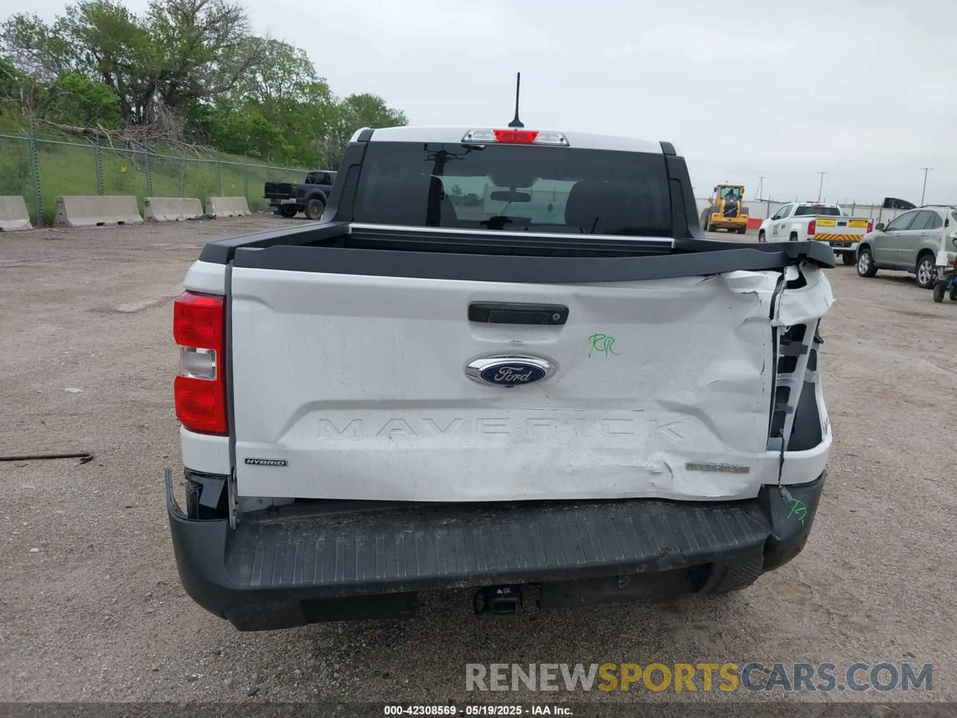 16 Photograph of a damaged car 3FTTW8H37RRA51727 FORD MAVERICK 2024