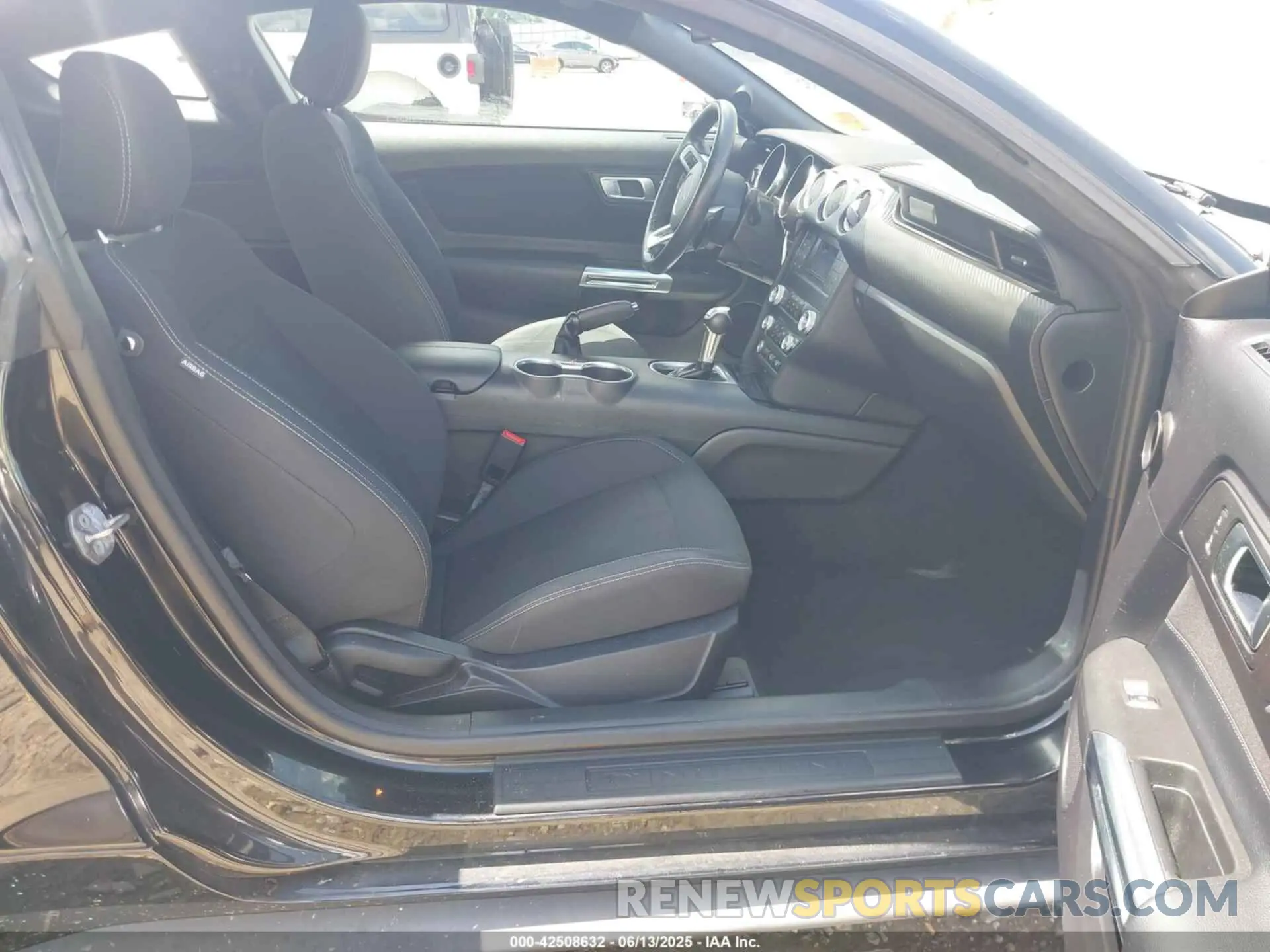 5 Photograph of a damaged car 1FA6P8TH1K5197214 FORD MUSTANG 2019