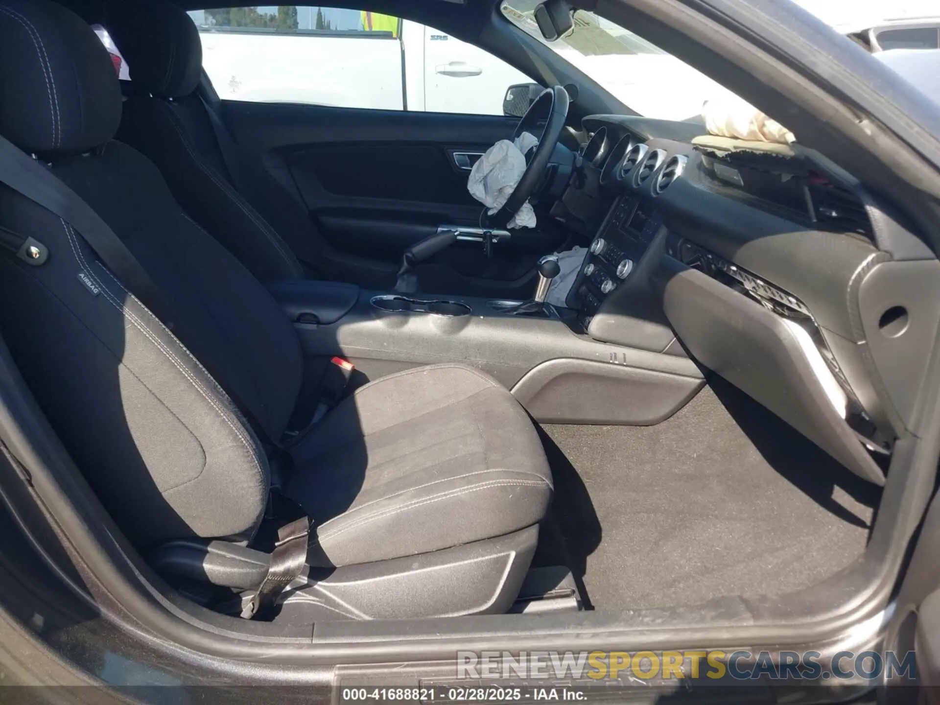5 Photograph of a damaged car 1FA6P8TH8K5106195 FORD MUSTANG 2019