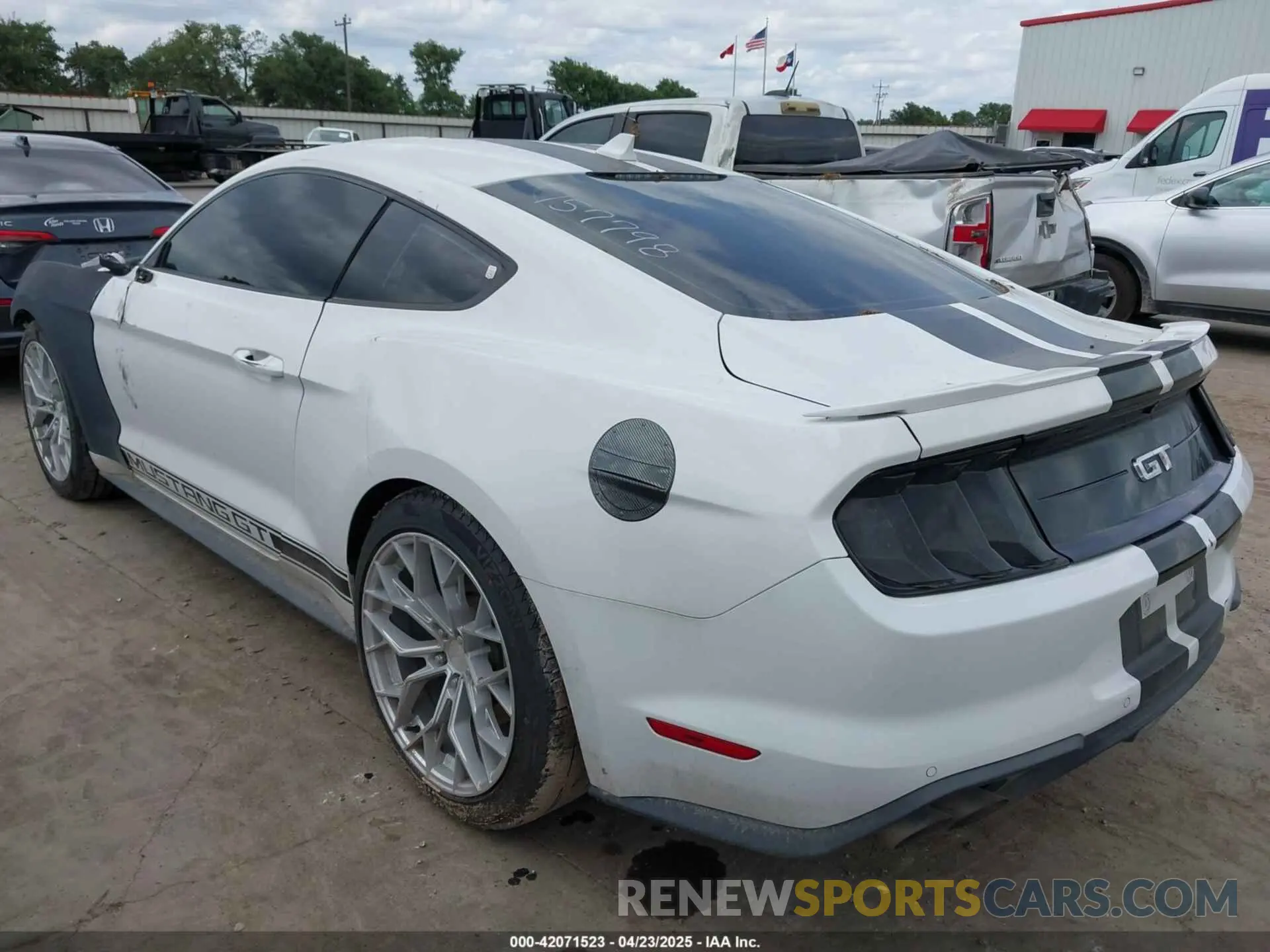 3 Фотография поврежденного автомобиля 1FA6P8CF7L5157798 FORD MUSTANG 2020