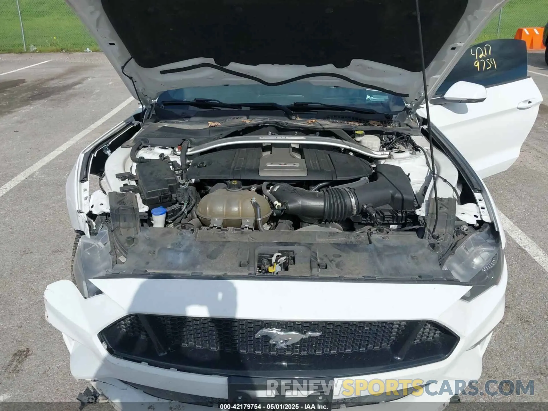 10 Photograph of a damaged car 1FATP8FF3L5136512 FORD MUSTANG 2020