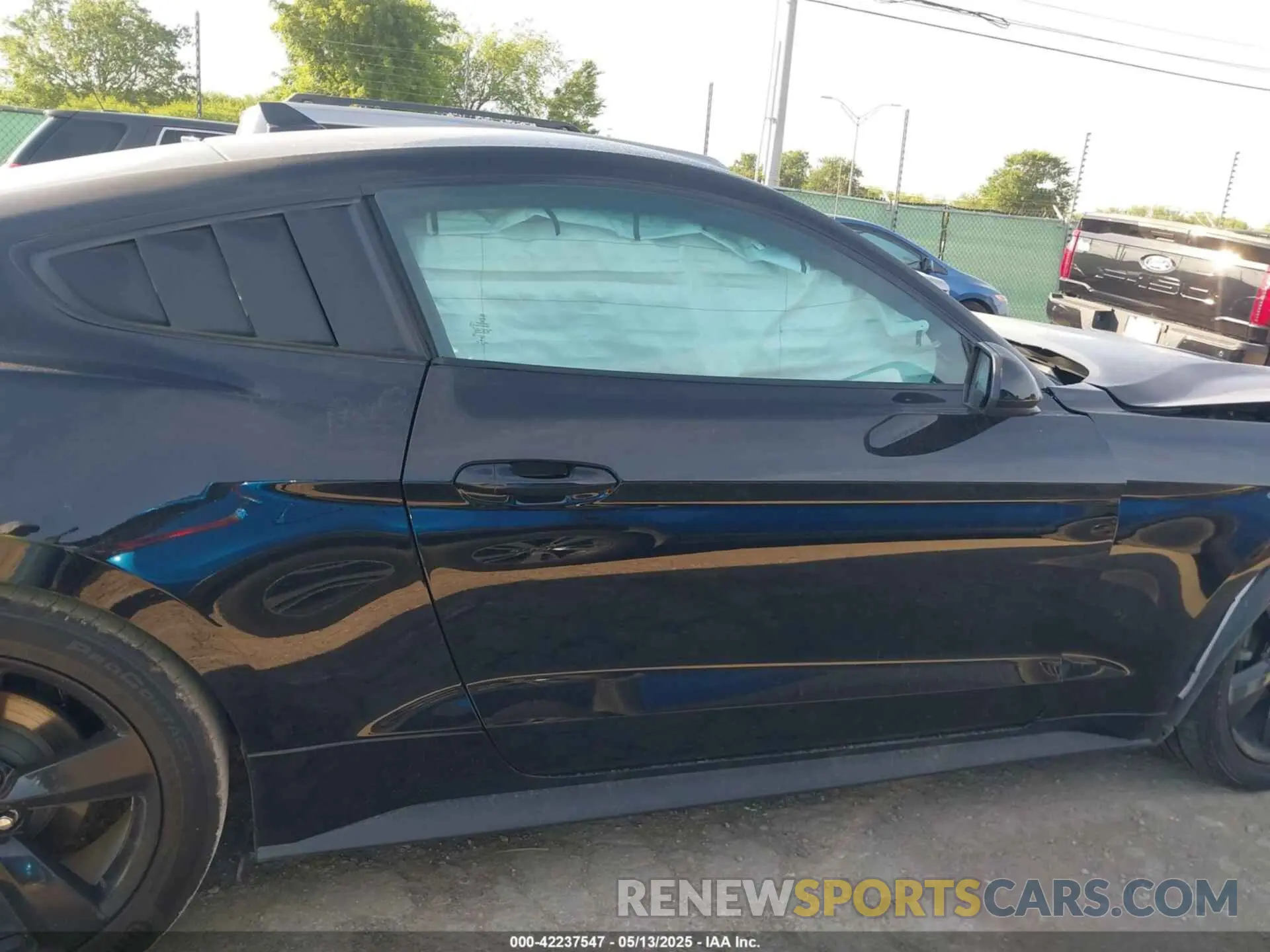 13 Photograph of a damaged car 1FA6P8TH3N5122423 FORD MUSTANG 2022