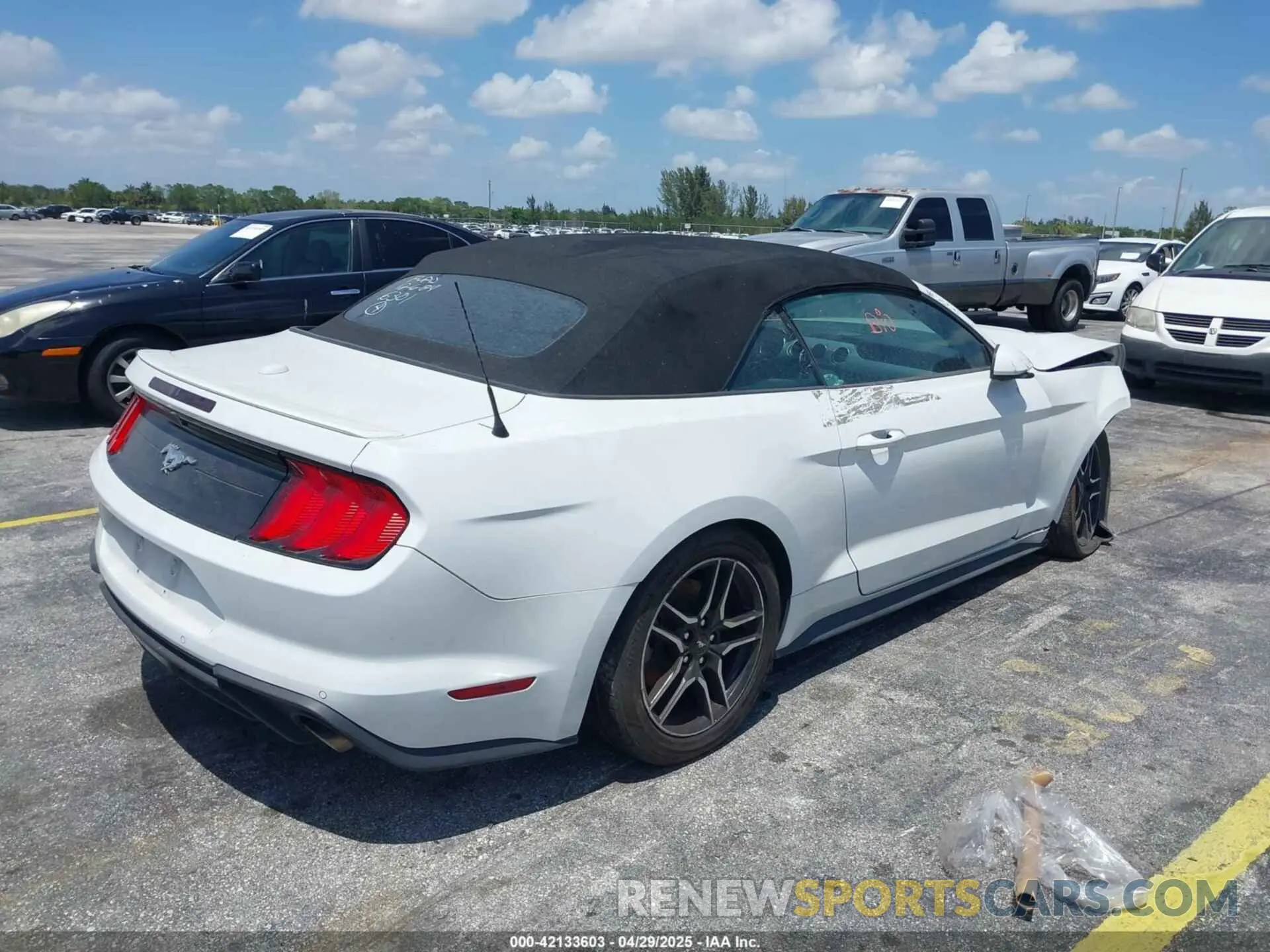 4 Фотография поврежденного автомобиля 1FATP8UH6N5106301 FORD MUSTANG 2022
