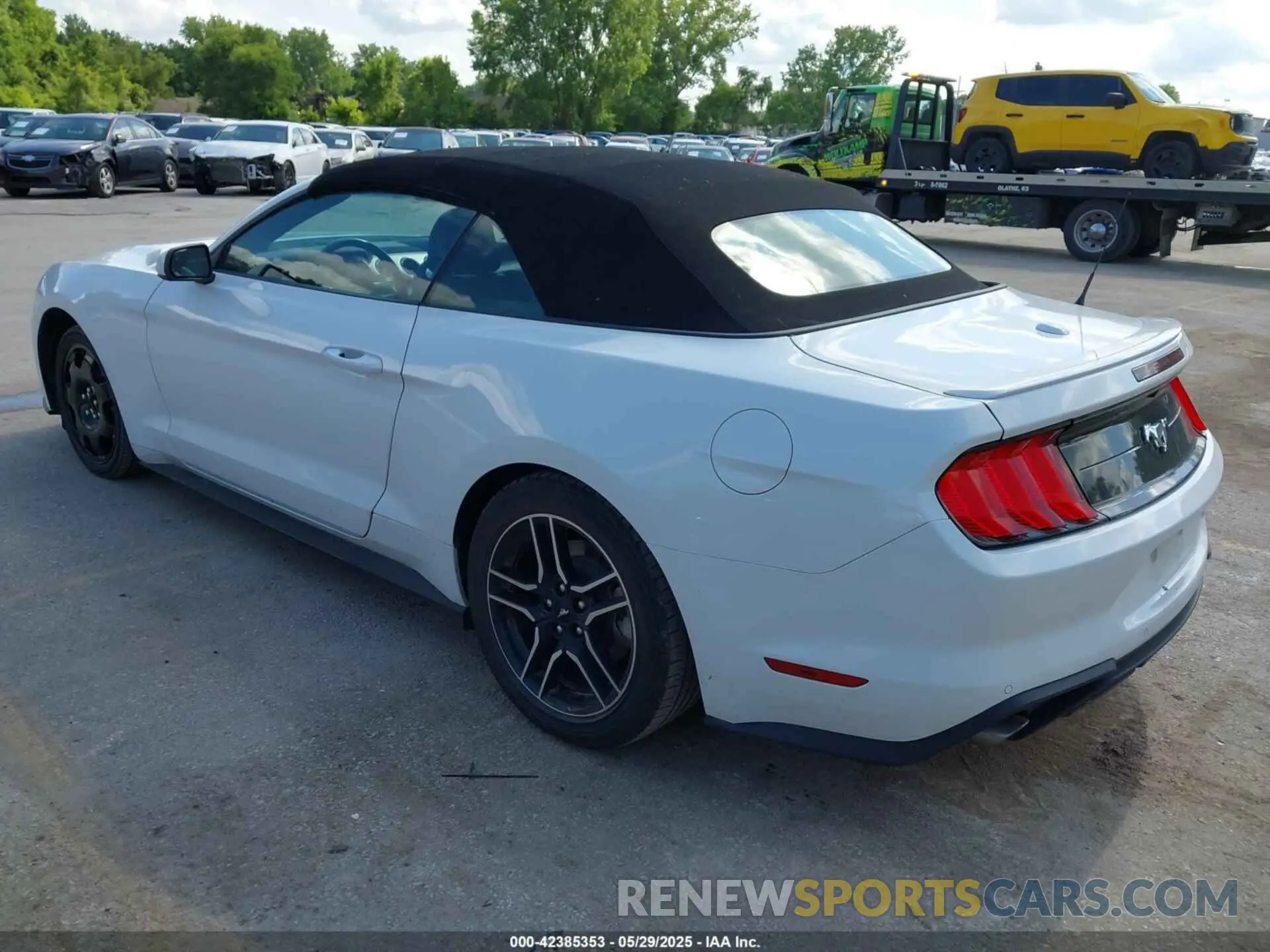 3 Фотография поврежденного автомобиля 1FATP8UH9P5103184 FORD MUSTANG 2023