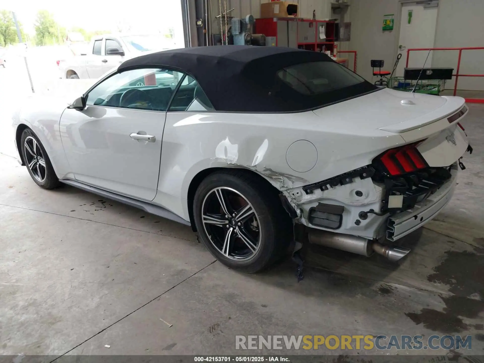 3 Фотография поврежденного автомобиля 1FAGP8UH5R5129527 FORD MUSTANG 2024