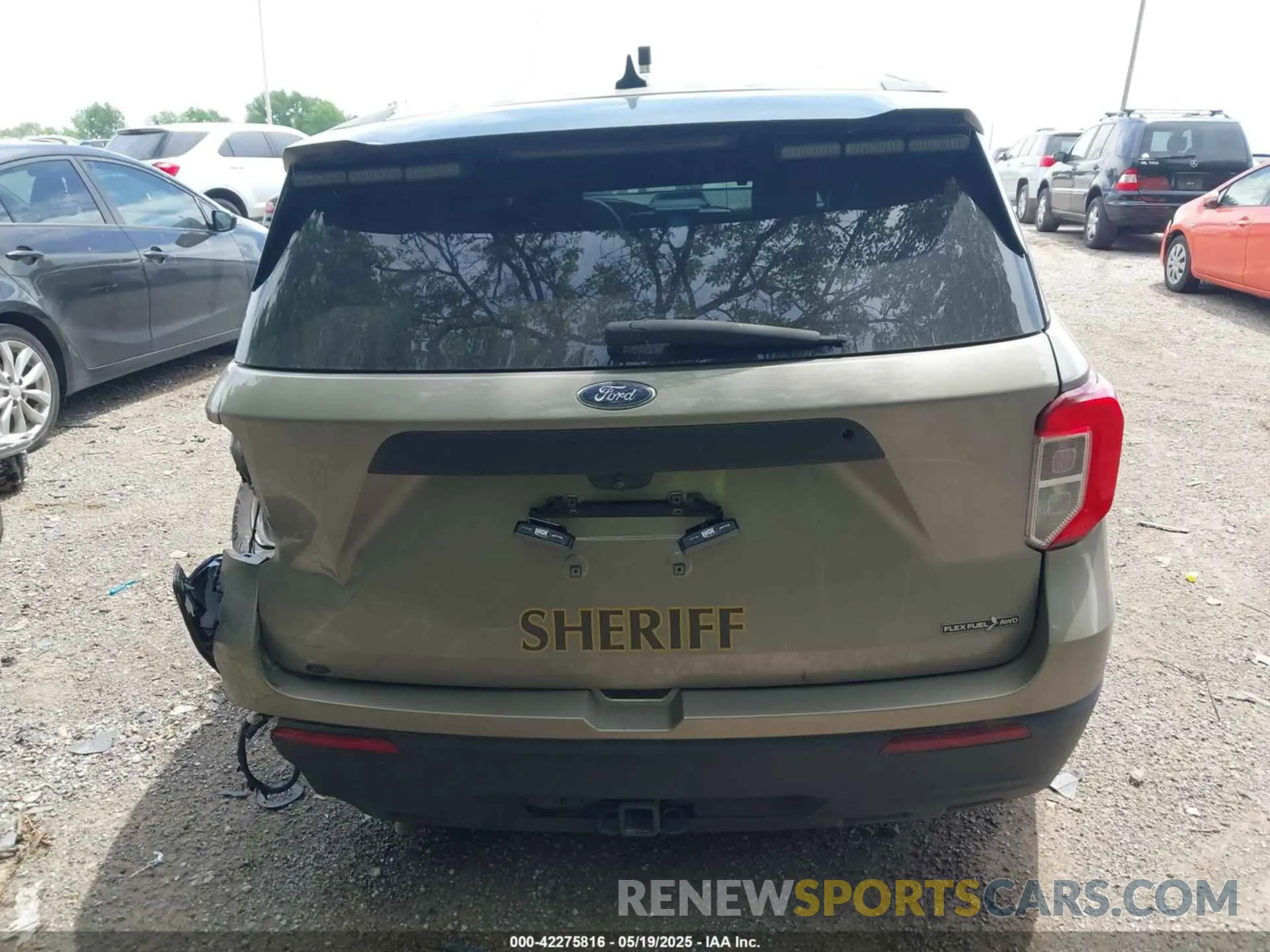 16 Photograph of a damaged car 1FM5K8AB7NGB33346 FORD POLICE INTERCEPTOR 2022