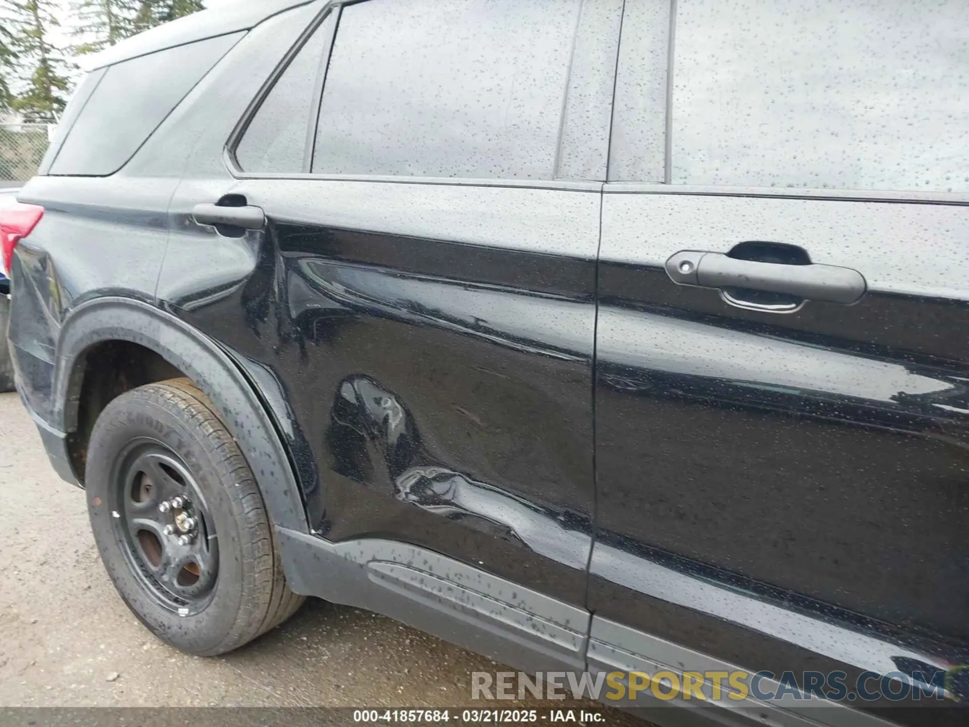 18 Photograph of a damaged car 1FM5K8AW2NNA08981 FORD POLICE INTERCEPTOR 2022