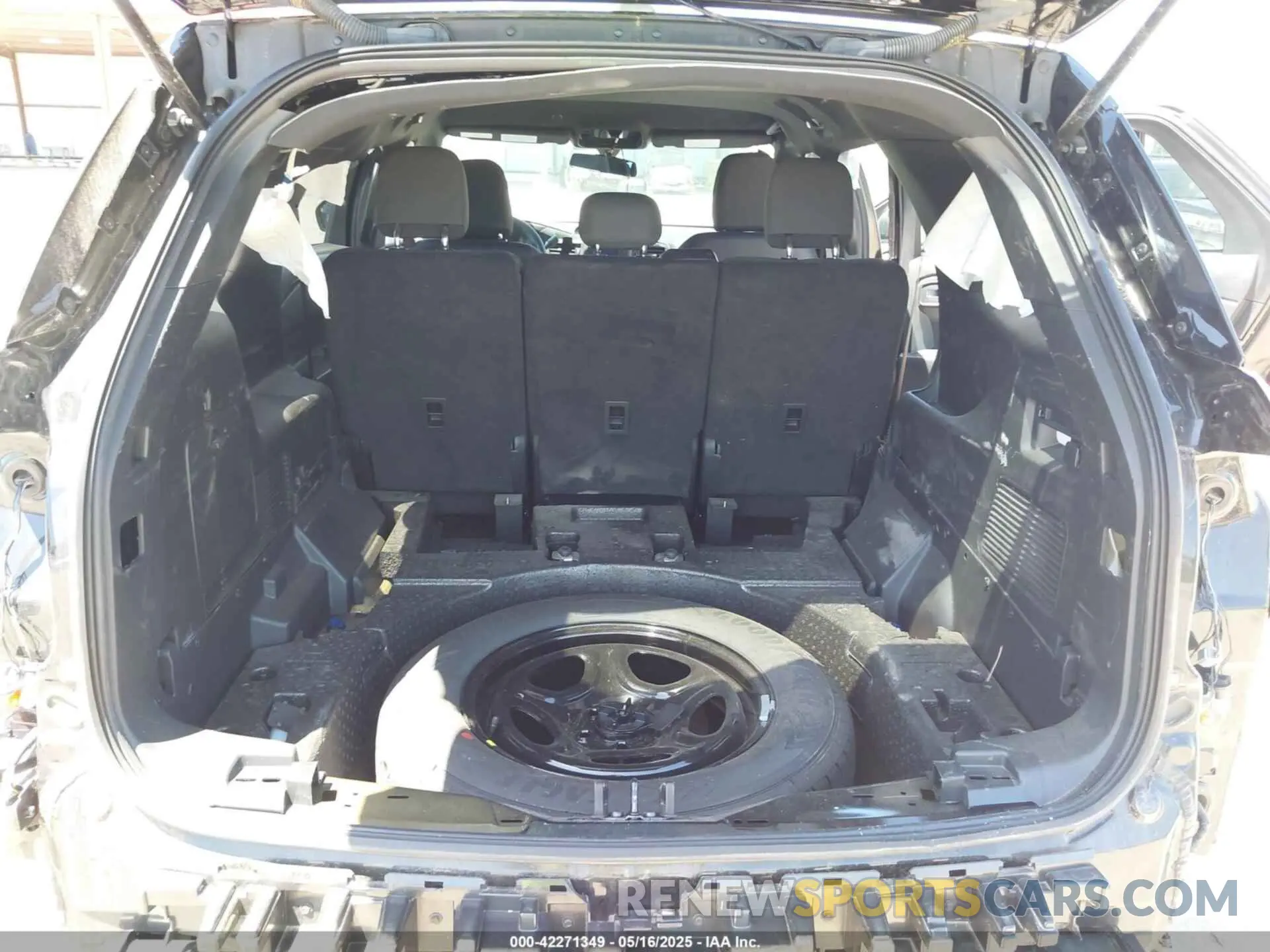 18 Photograph of a damaged car 1FM5K8AB6PGA03741 FORD POLICE INTERCEPTOR 2023