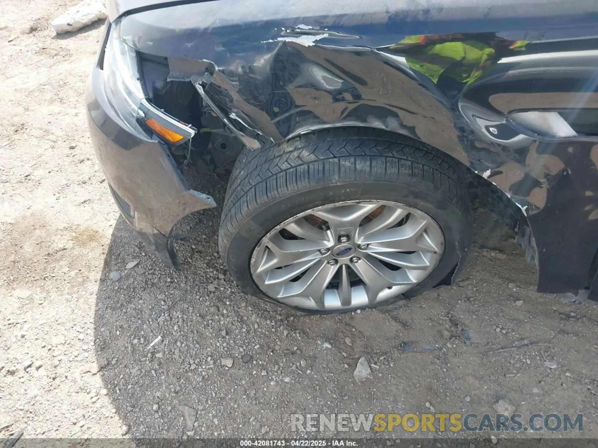 17 Photograph of a damaged car 1FAHP2F81KG109414 FORD TAURUS 2019