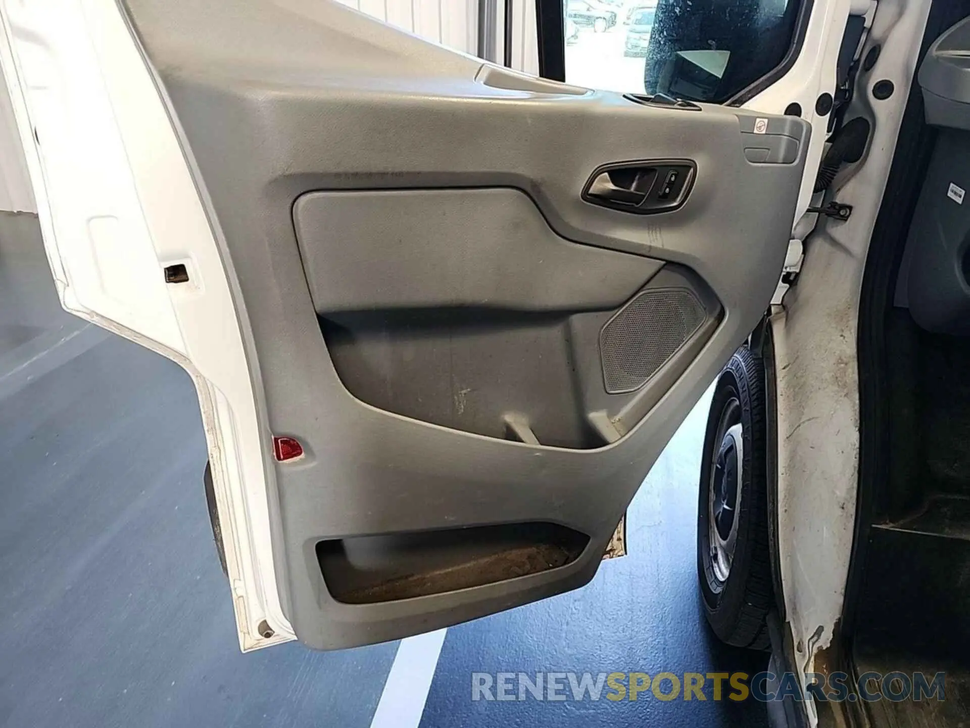 18 Photograph of a damaged car 1FTYE1YM0KKB28327 FORD TRANSIT-150 2019