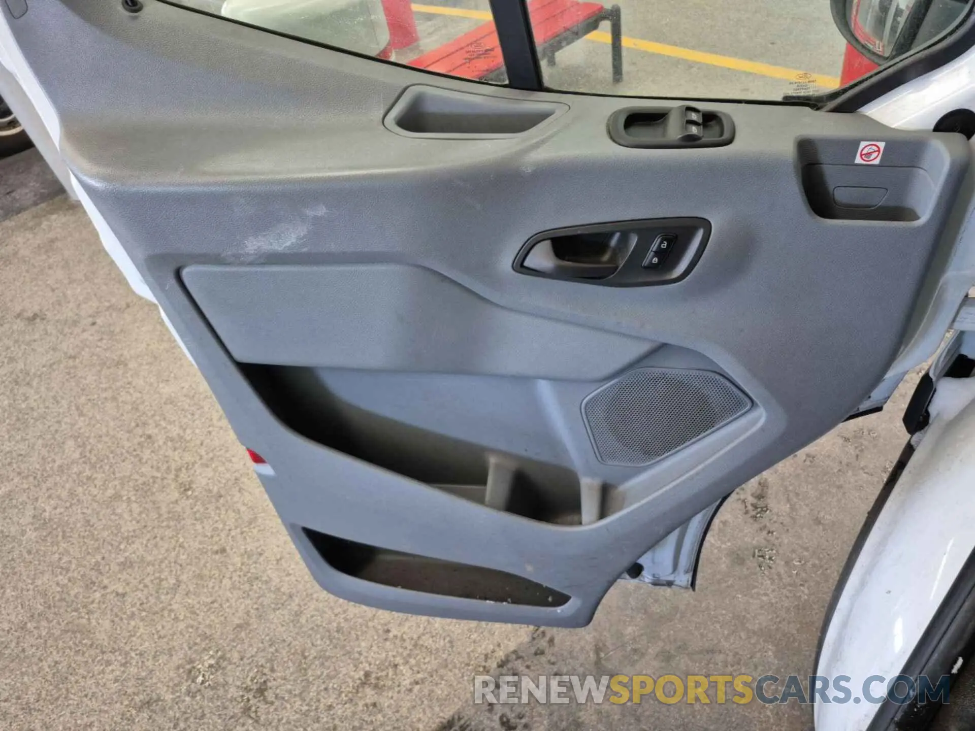 28 Photograph of a damaged car 1FTYE1YM0KKB31924 FORD TRANSIT-150 2019