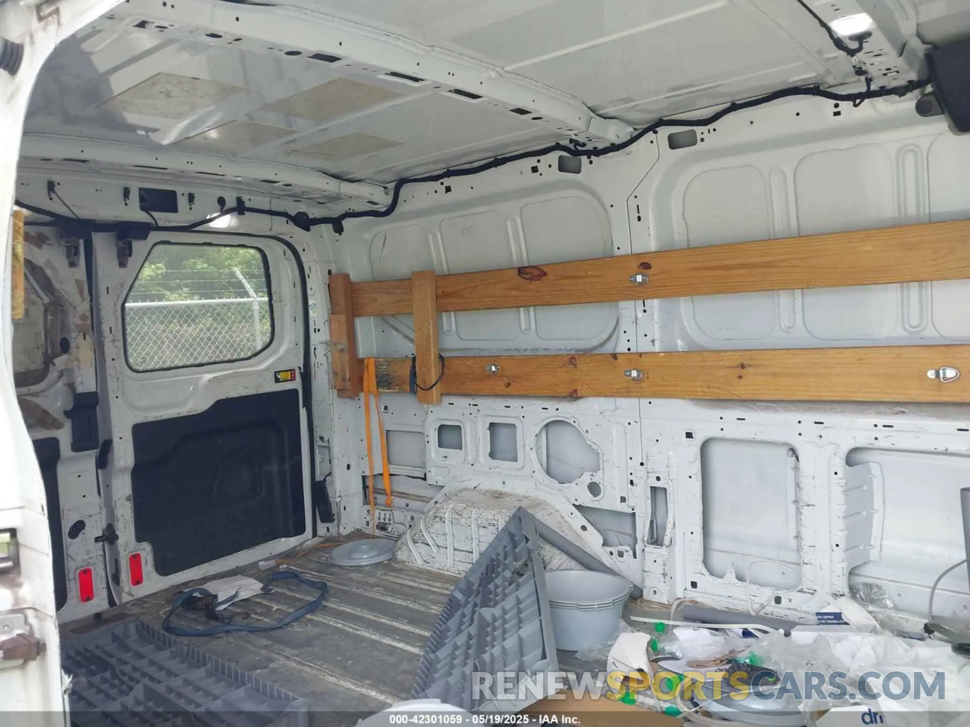 8 Photograph of a damaged car 1FTYE1YMXKKA58898 FORD TRANSIT-150 2019
