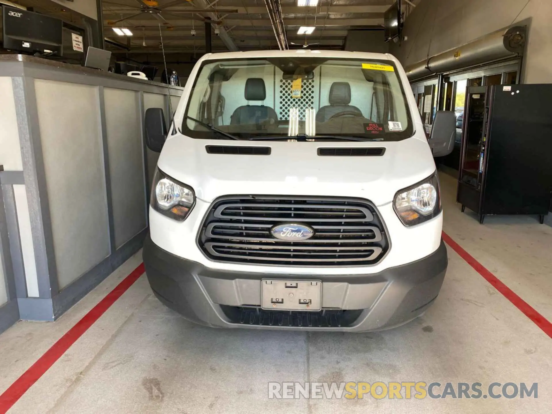 18 Photograph of a damaged car 1FTYE1ZM2KKA84944 FORD TRANSIT-150 2019