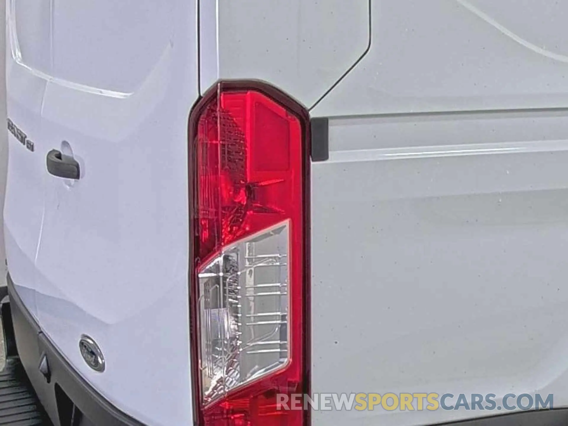 19 Photograph of a damaged car 1FTYE1ZM2KKA84944 FORD TRANSIT-150 2019