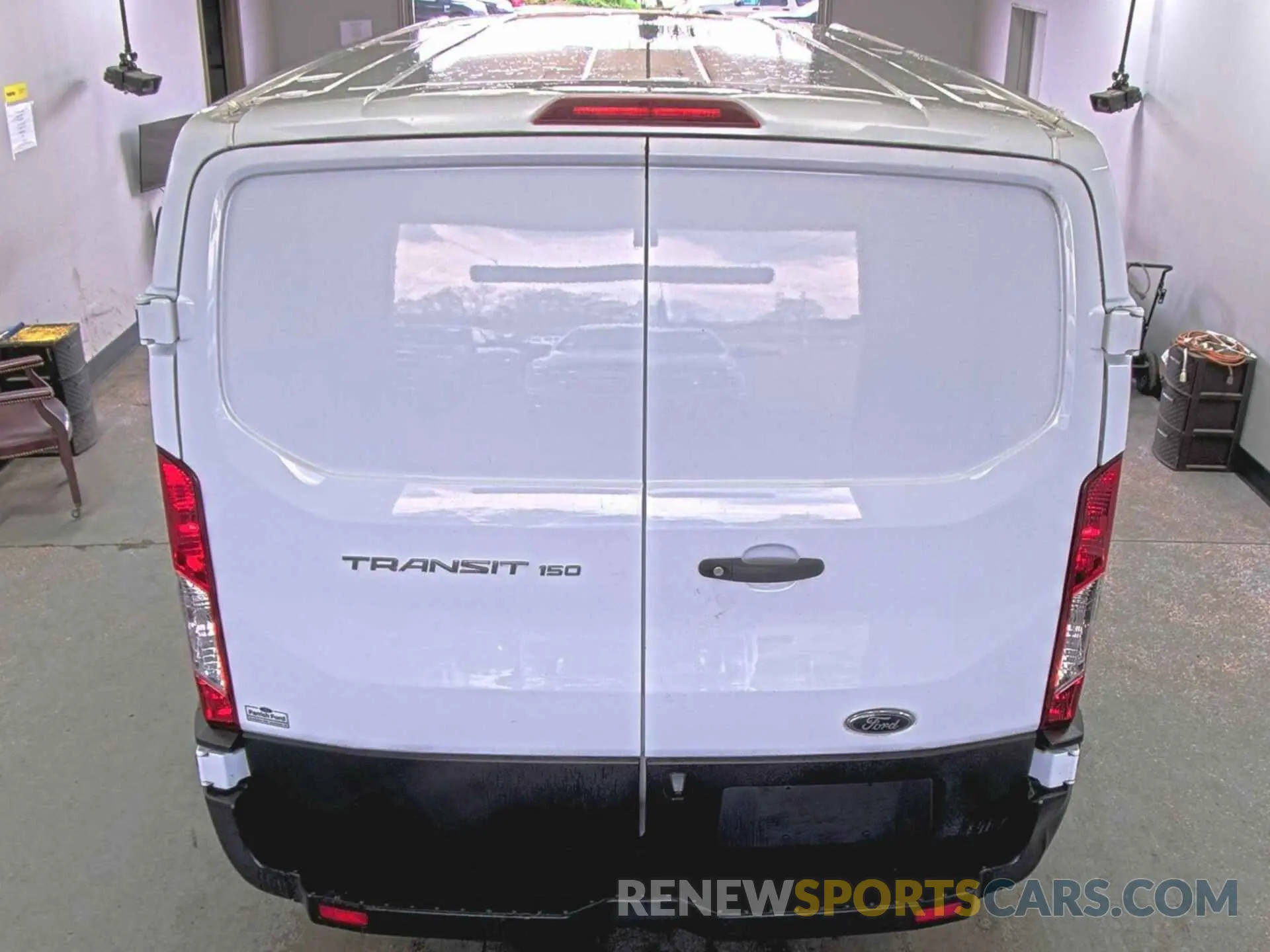32 Photograph of a damaged car 1FTYE1ZM2KKA84944 FORD TRANSIT-150 2019