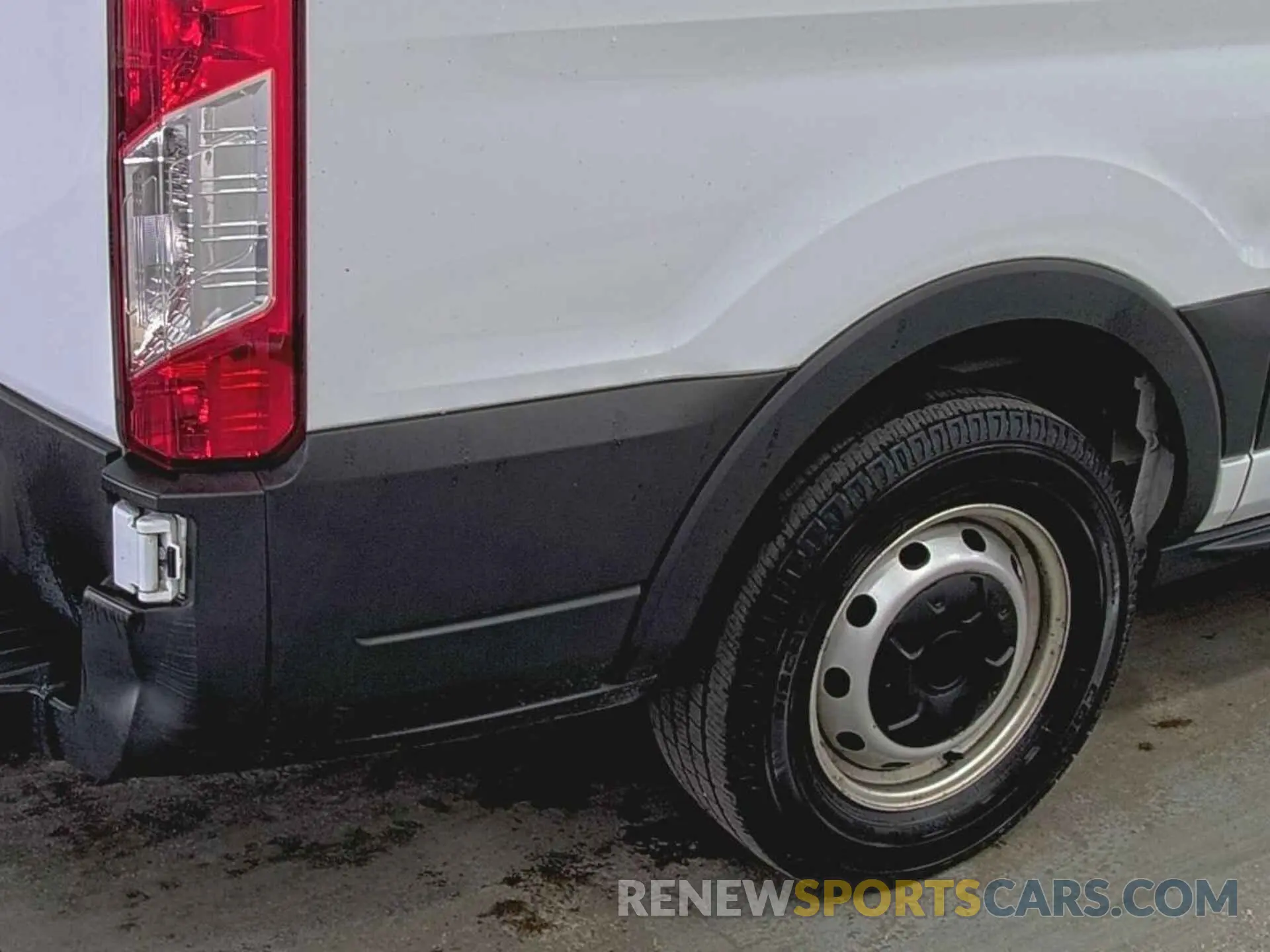 33 Photograph of a damaged car 1FTYE1ZM2KKA84944 FORD TRANSIT-150 2019