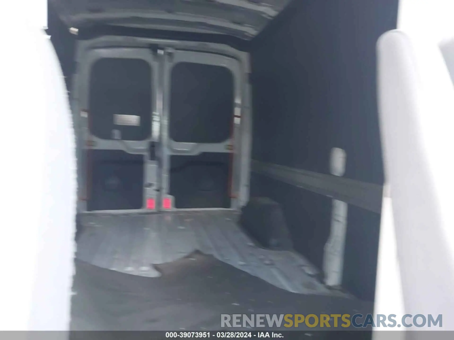 8 Фотография поврежденного автомобиля 1FTYE2CM3KKB32479 FORD TRANSIT-150 2019