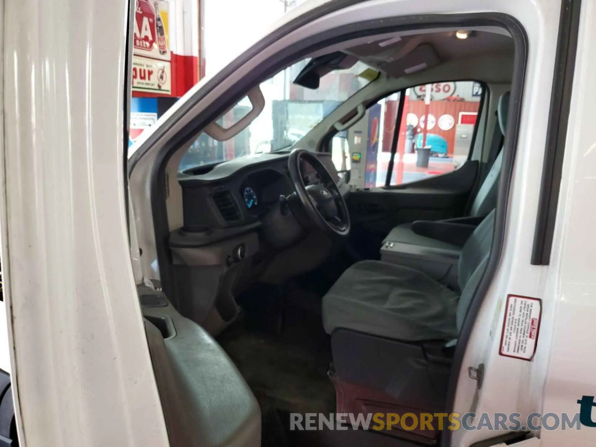 24 Photograph of a damaged car 1FTYE1Y87LKB22531 FORD TRANSIT-150 2020