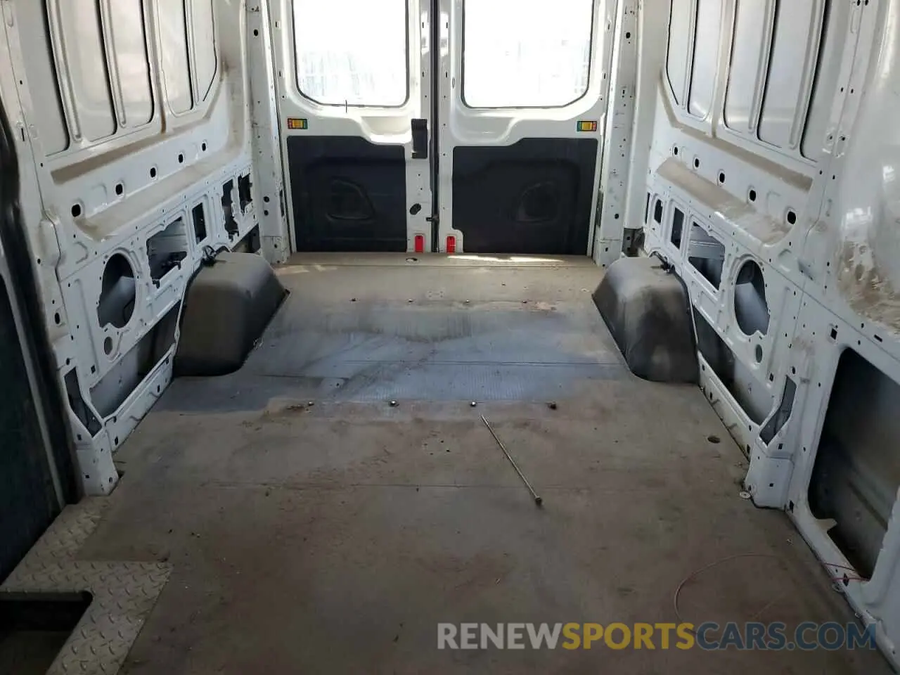 10 Photograph of a damaged car 1FTBW2XG5KKB23337 FORD TRANSIT 2019