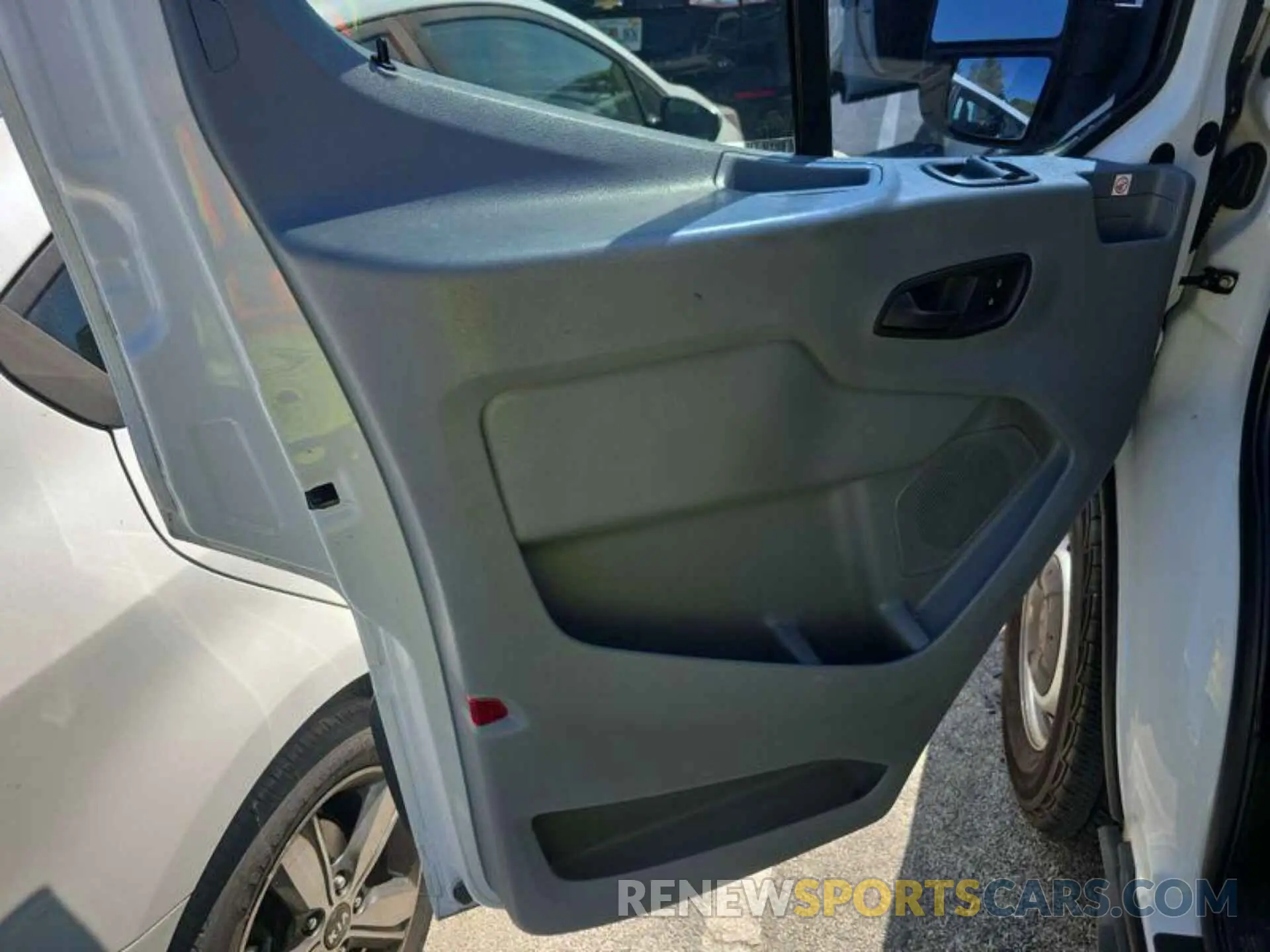 2 Photograph of a damaged car 1FTYE1YM2KKB31911 FORD TRANSIT 2019