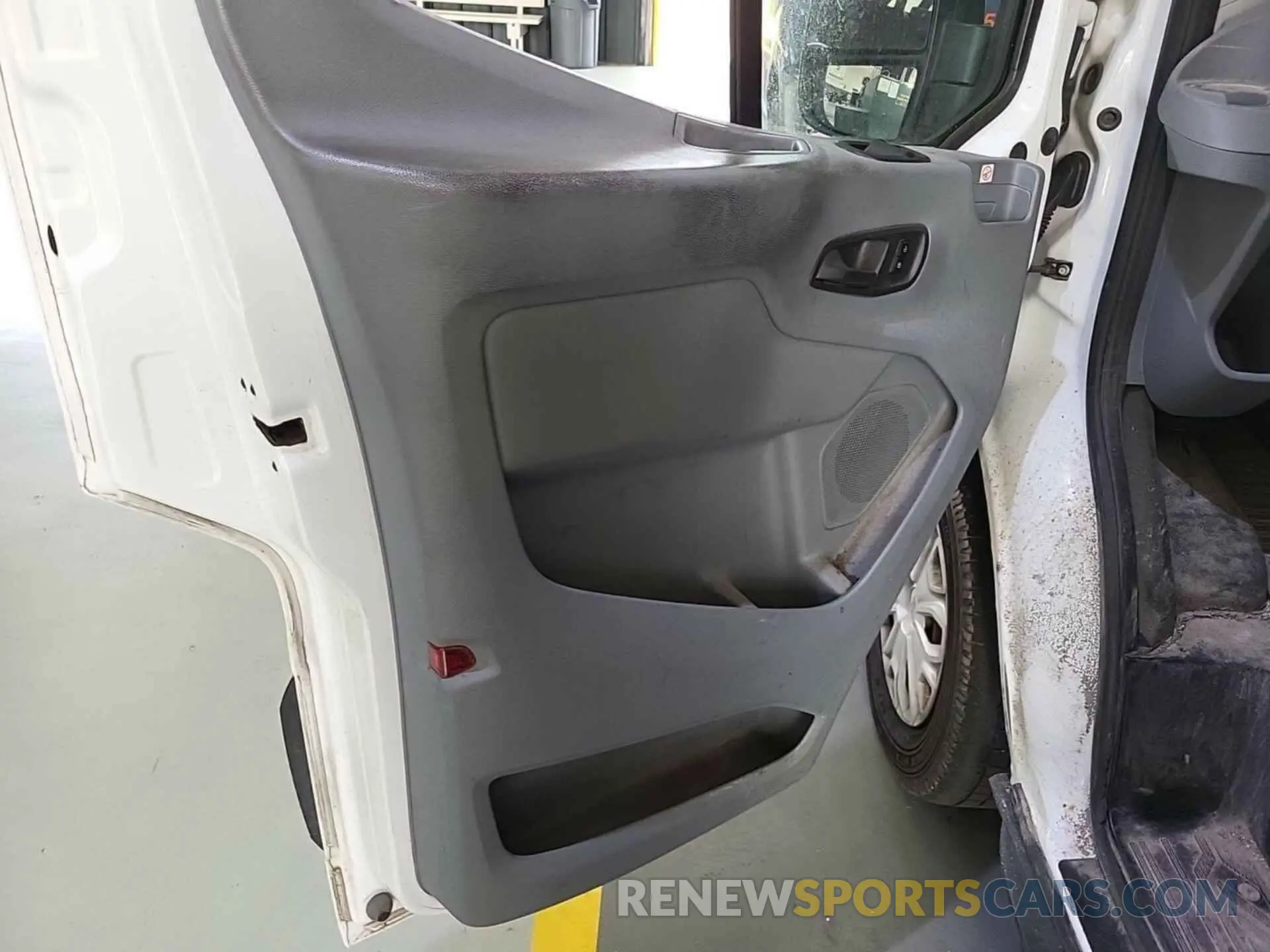 8 Photograph of a damaged car 1FTYE1YM6KKA40835 FORD TRANSIT 2019