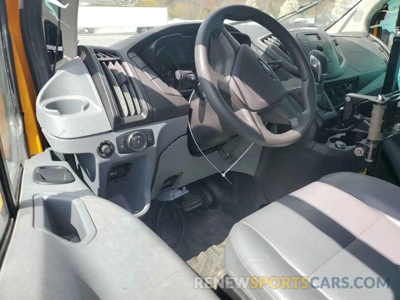 8 Photograph of a damaged car 1FTYE1YM7KKB39390 FORD TRANSIT 2019