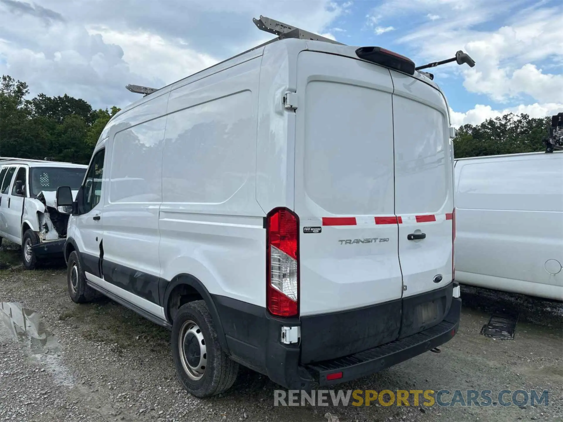17 Photograph of a damaged car 1FTYR1CM2KKB07393 FORD TRANSIT 2019